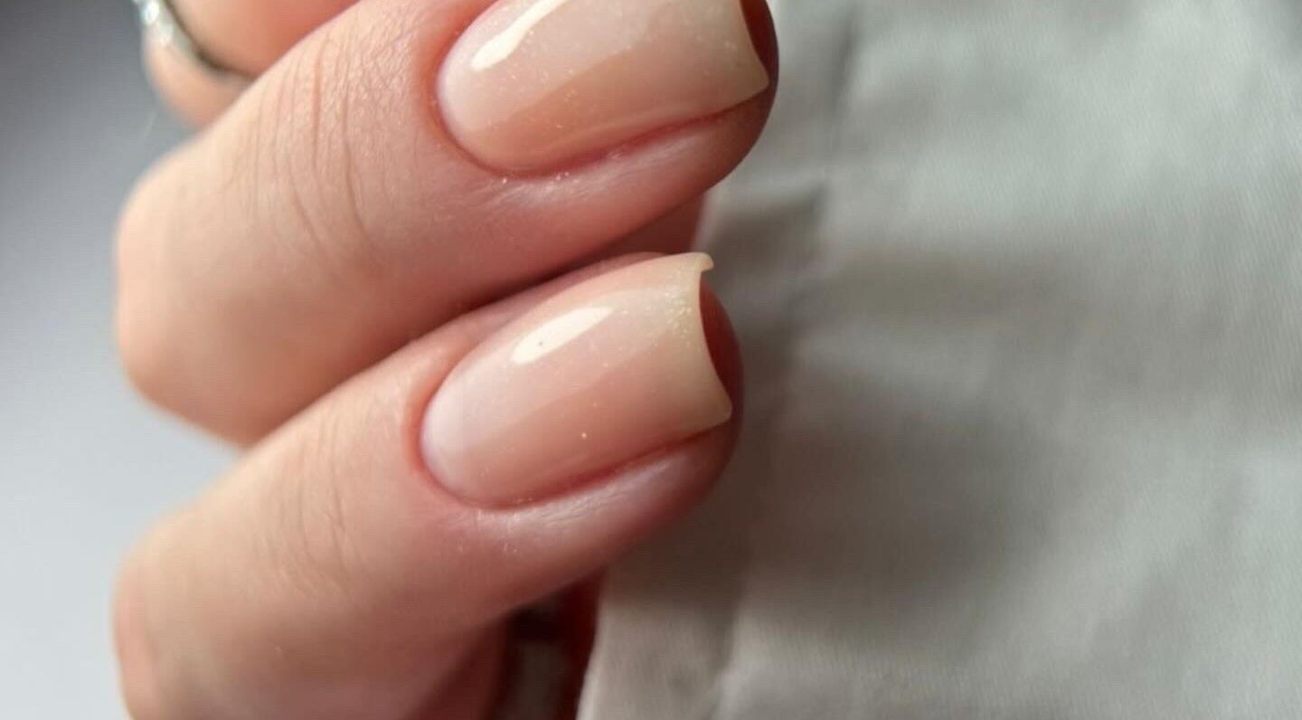 Beautifully manicured nails showcasing a glossy finish at Arlène Nails, GB.