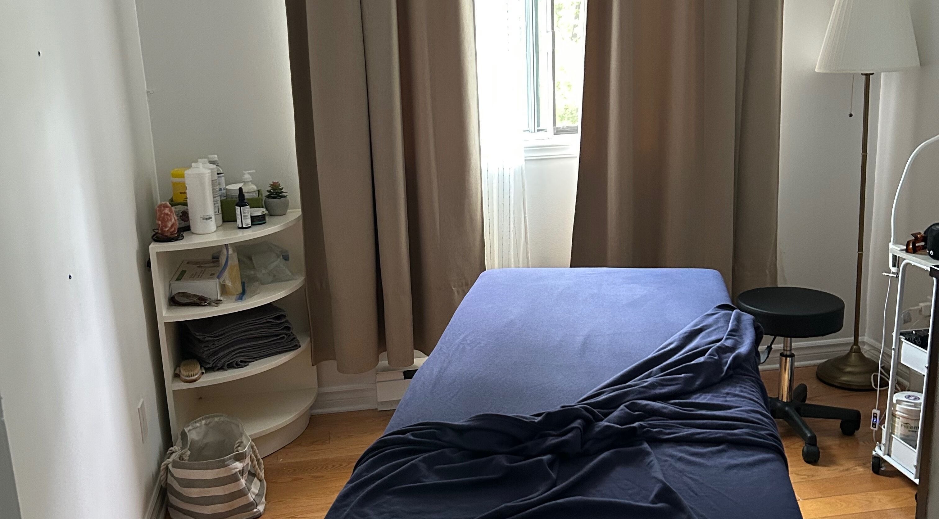 Calming massage room at Julie Rossiter- wellness professional in Laval, Québec, CA.