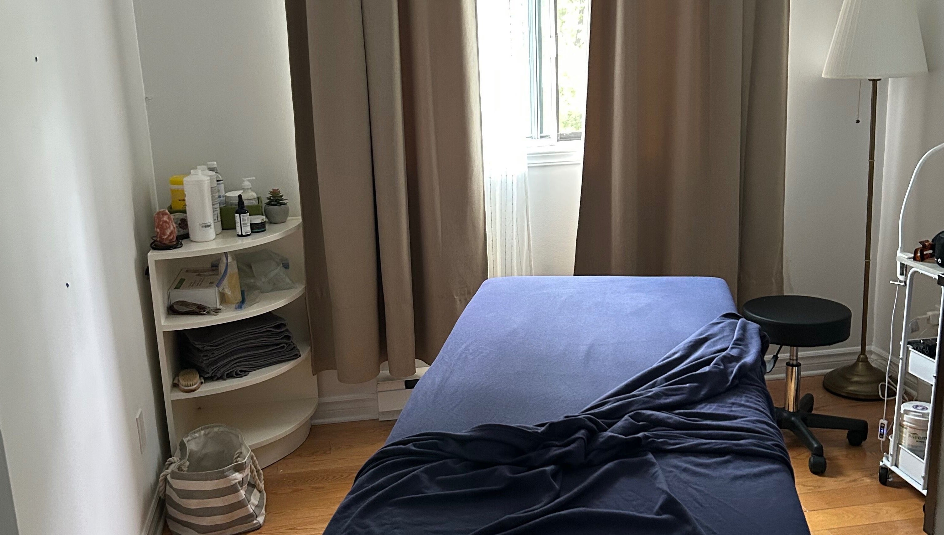 Relaxing therapy room with massage table at Julie Rossiter- wellness professional, Laval, Québec, CA.