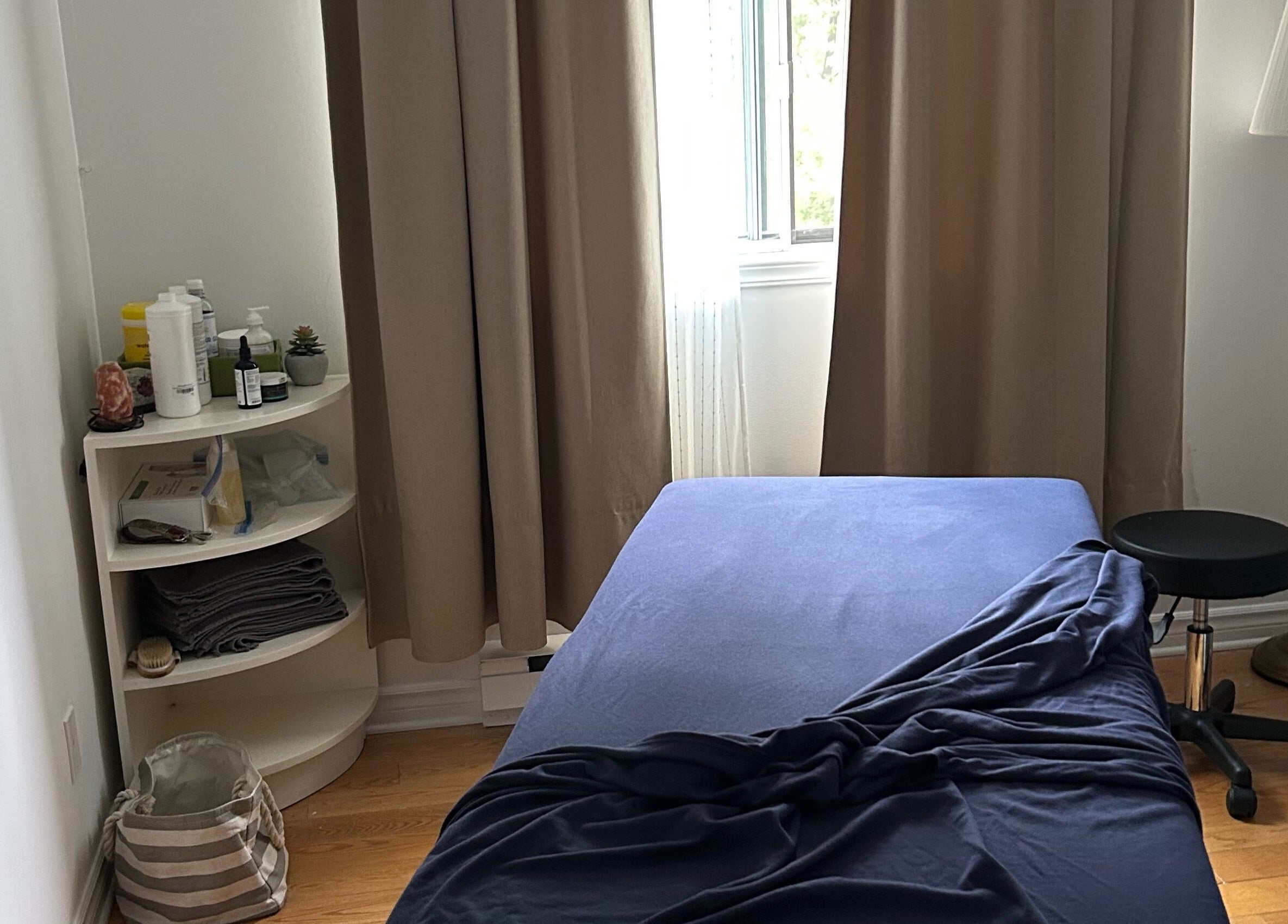 Relaxing therapy room with massage table at Julie Rossiter- wellness professional, Laval, Québec, CA.