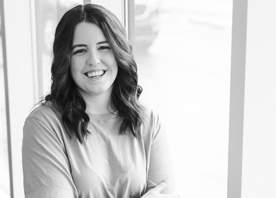 Julie Rossiter, wellness professional, smiling in Laval, Québec, CA studio.
