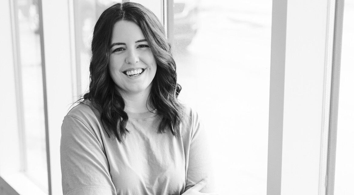 Julie Rossiter, wellness professional, smiling in Laval, Québec, CA studio.