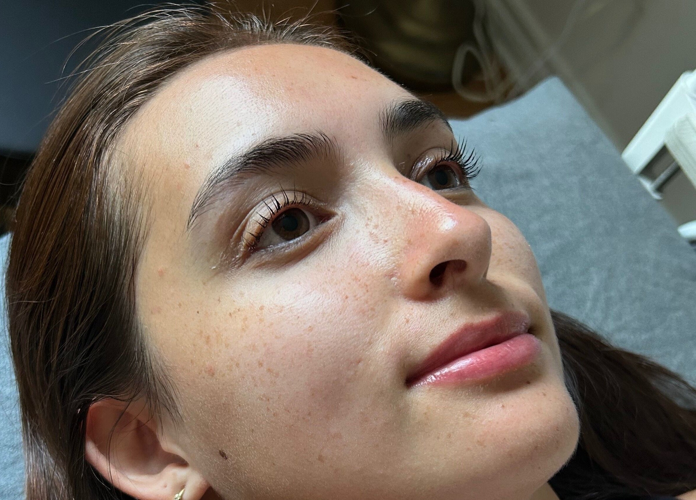 Customer experiencing rejuvenating treatment by Julie Rossiter- wellness professional in Laval, Québec, CA.