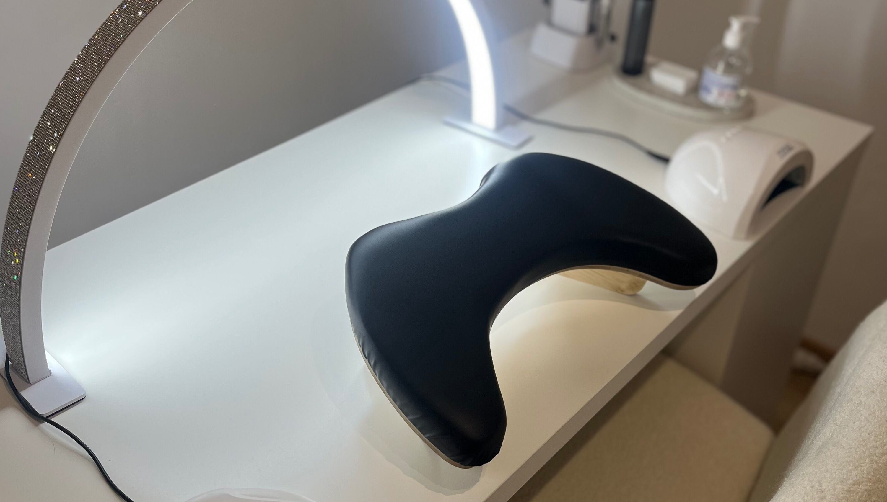 Table de soins moderne chez Lexa Esthetic, Le Controis-en-Sologne, Centre-Val de Loire, FR.