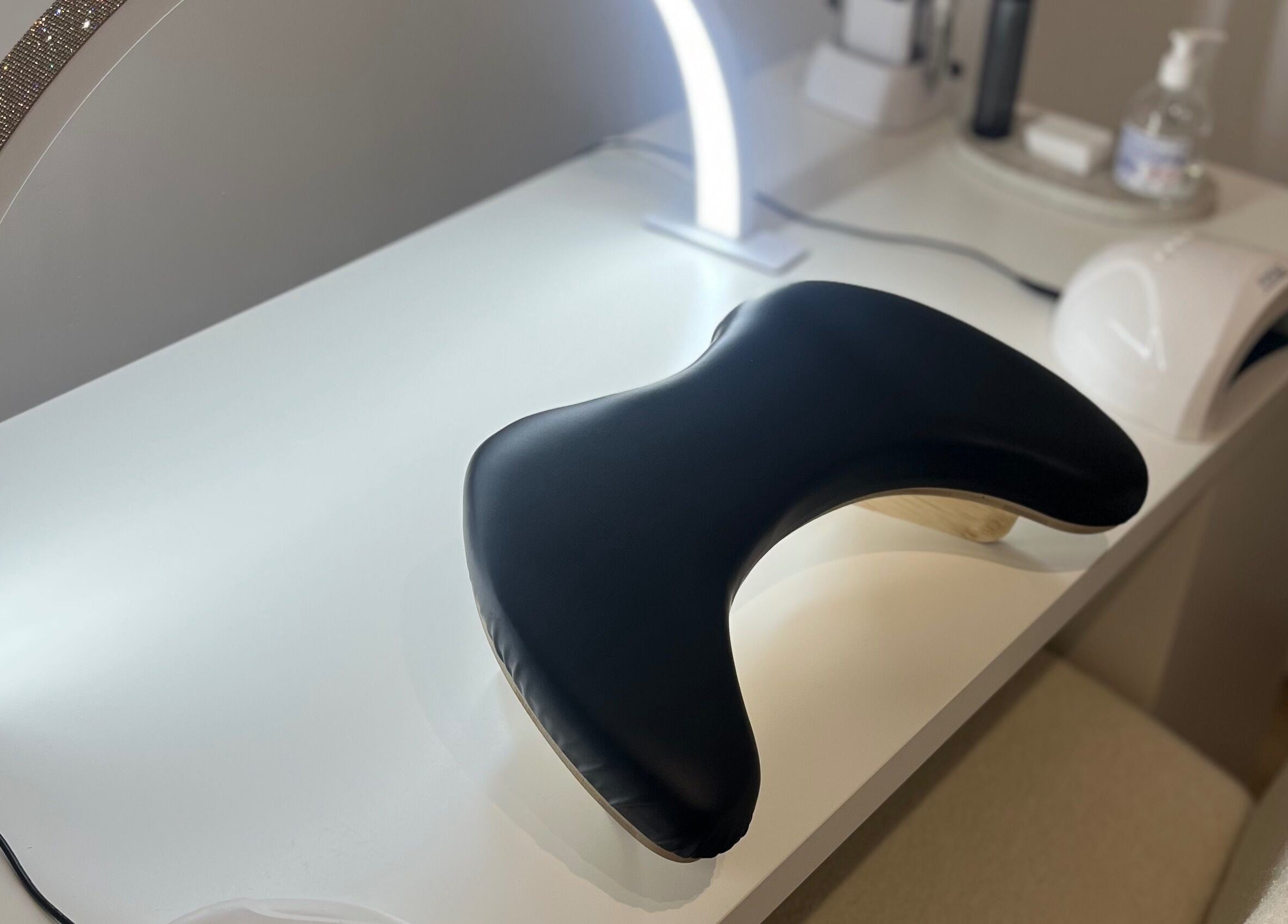 Table de soins moderne chez Lexa Esthetic, Le Controis-en-Sologne, Centre-Val de Loire, FR.