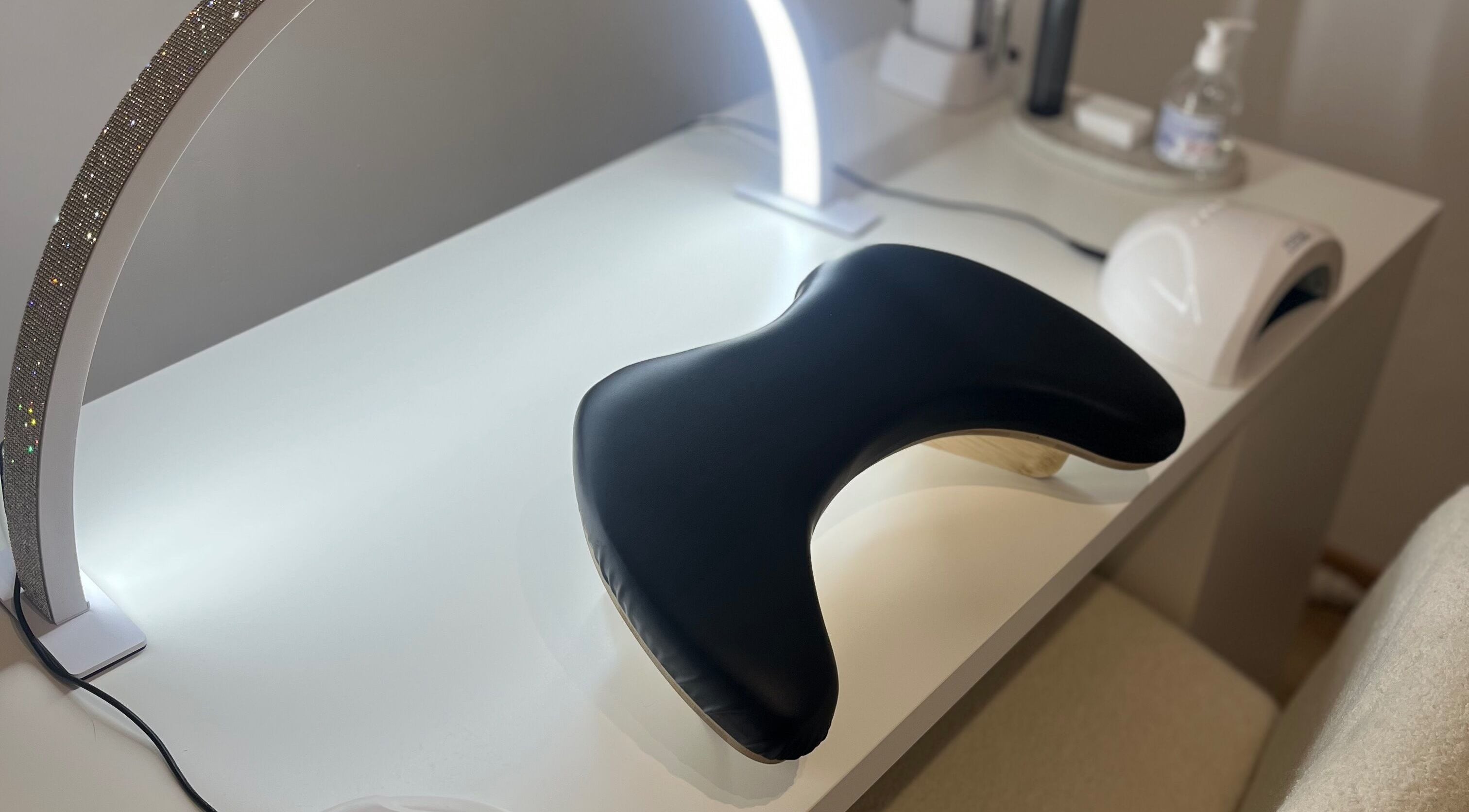 Table de soins moderne chez Lexa Esthetic, Le Controis-en-Sologne, Centre-Val de Loire, FR.