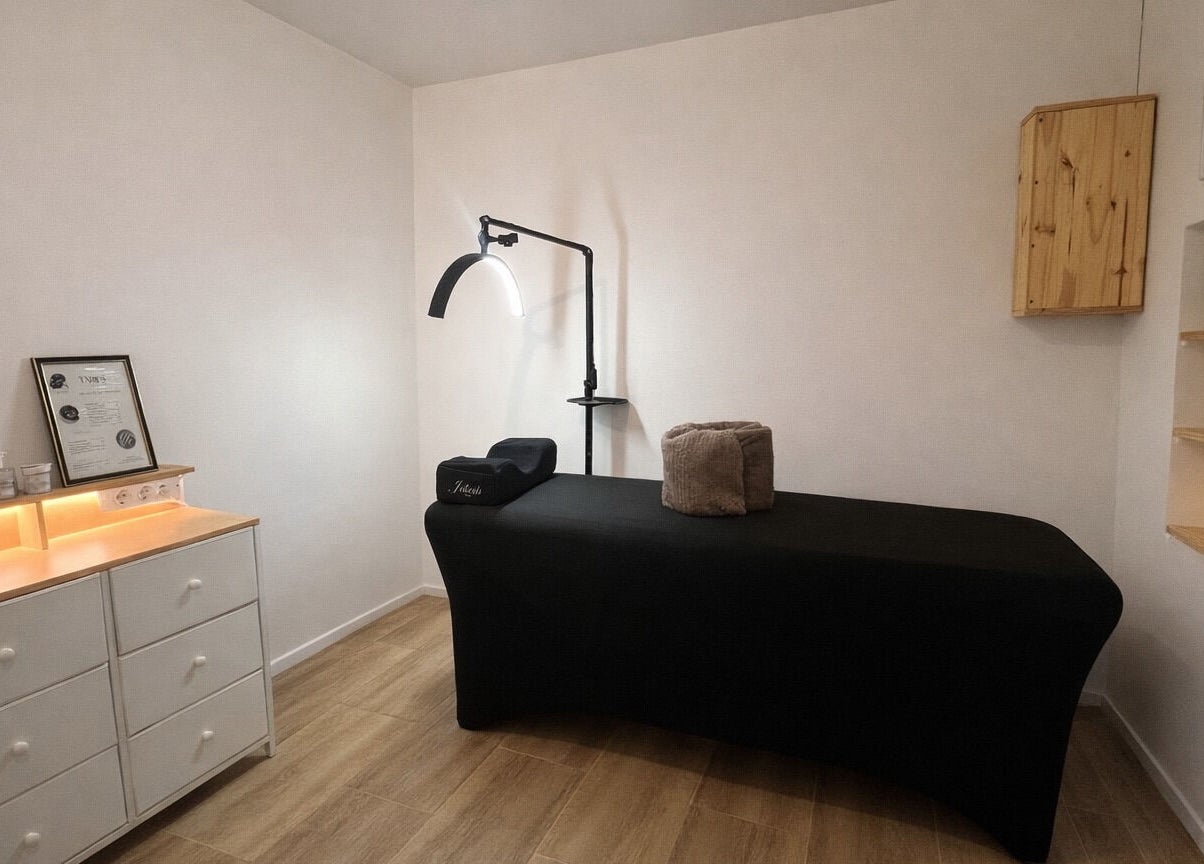 Salle de soins moderne à Lexa Esthetic, Le Controis-en-sologne, Centre-val De Loire, FR. Décor apaisant.