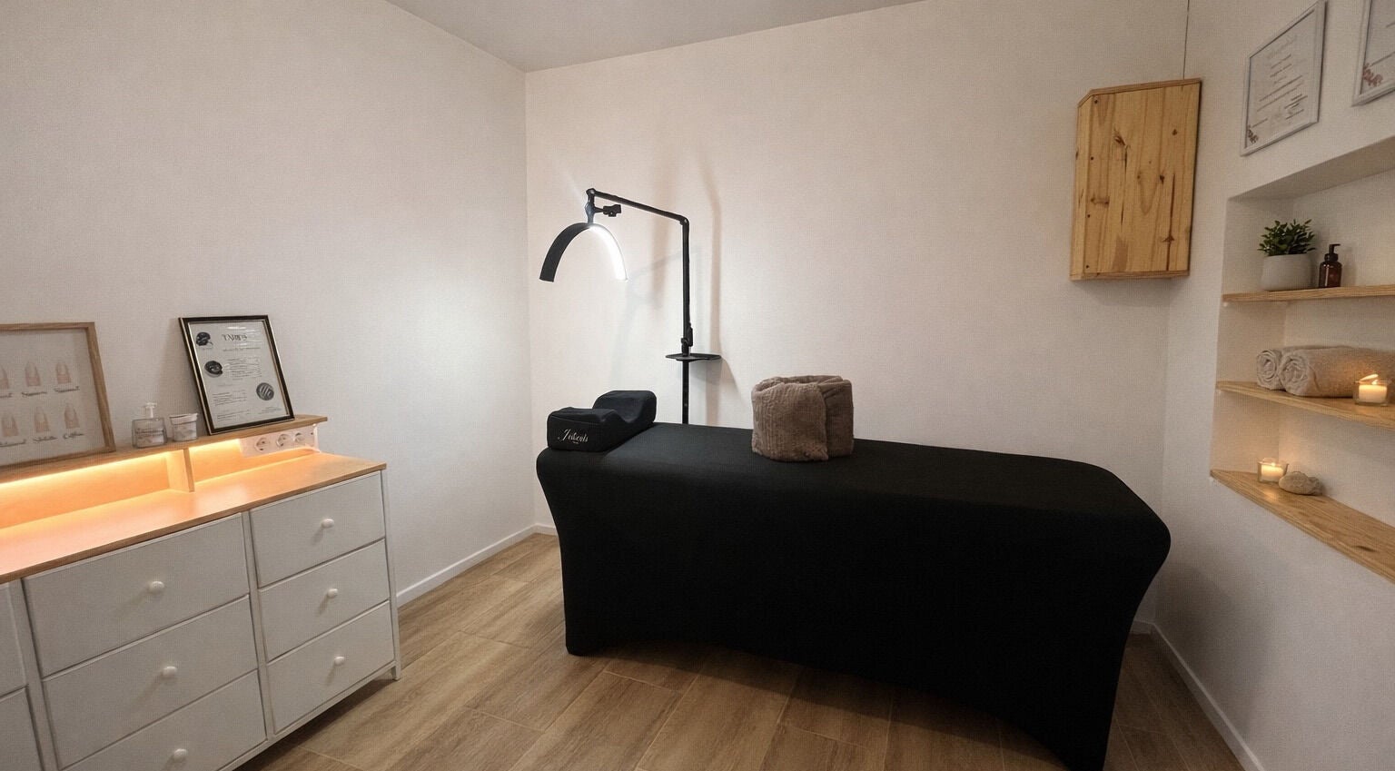 Salle de soins moderne à Lexa Esthetic, Le Controis-en-sologne, Centre-val De Loire, FR. Décor apaisant.