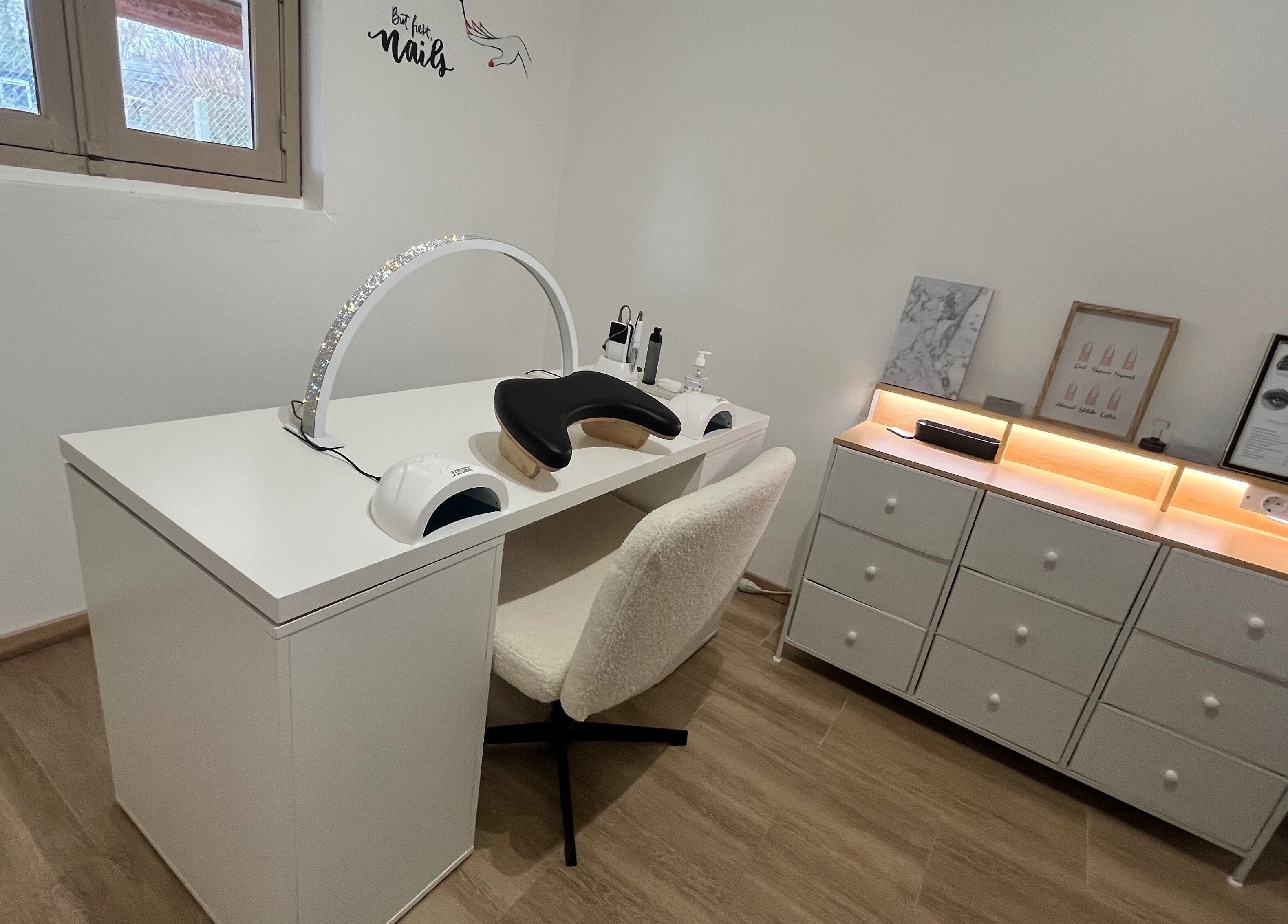 Espace manucure élégant chez Lexa Esthetic, Le Controis-en-sologne, Centre-val De Loire, FR.