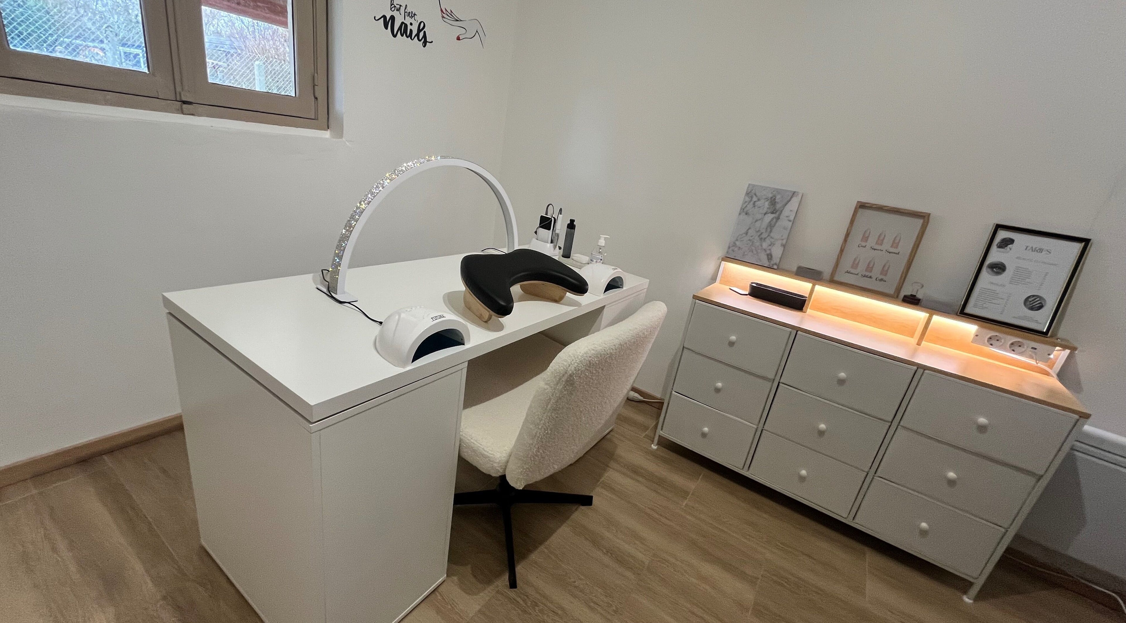 Espace manucure élégant chez Lexa Esthetic, Le Controis-en-sologne, Centre-val De Loire, FR.