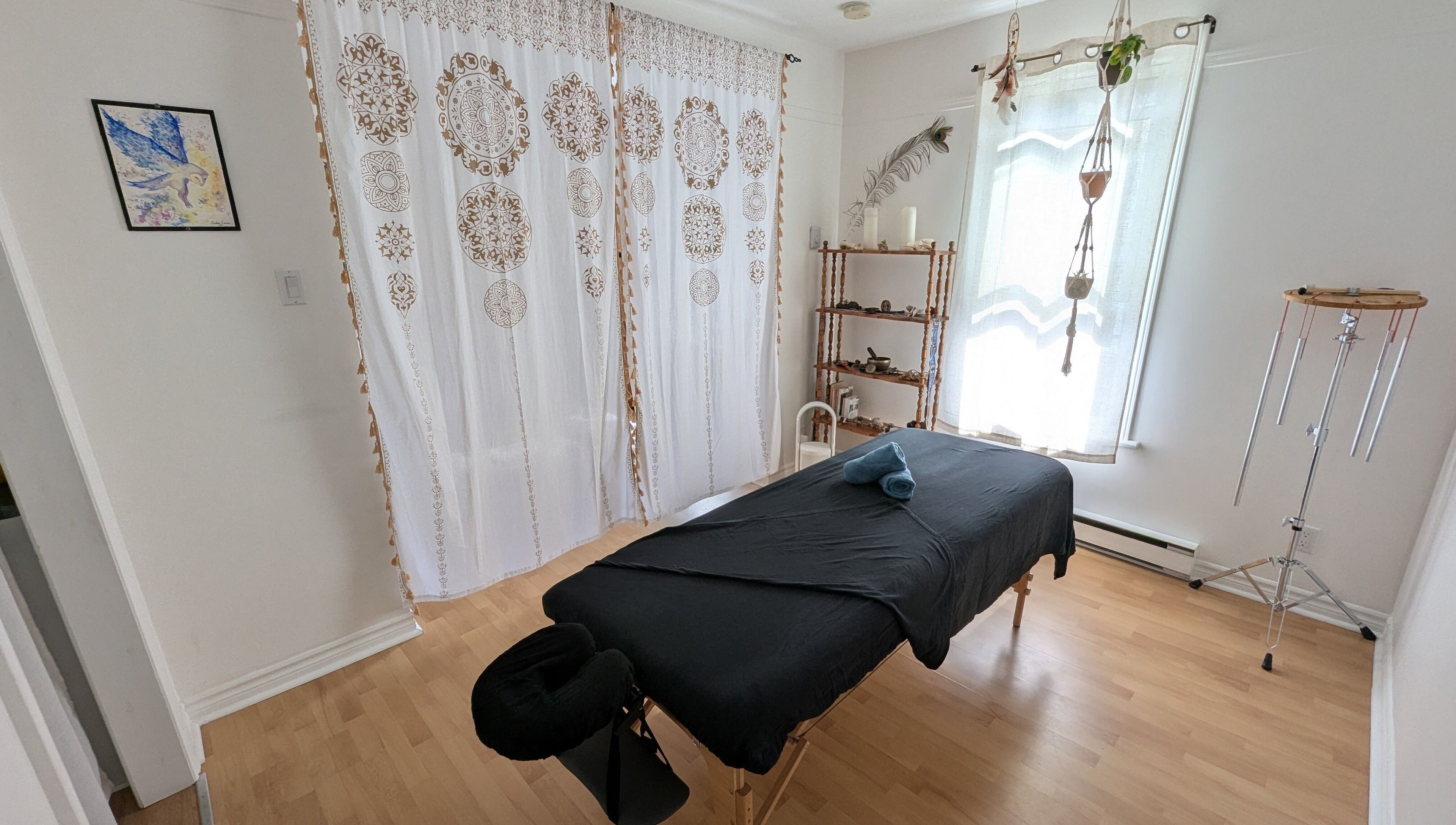 Peaceful massage room at Espace Ayana - Massothérapie, Québec, Québec, CA with a cozy, relaxing ambiance.