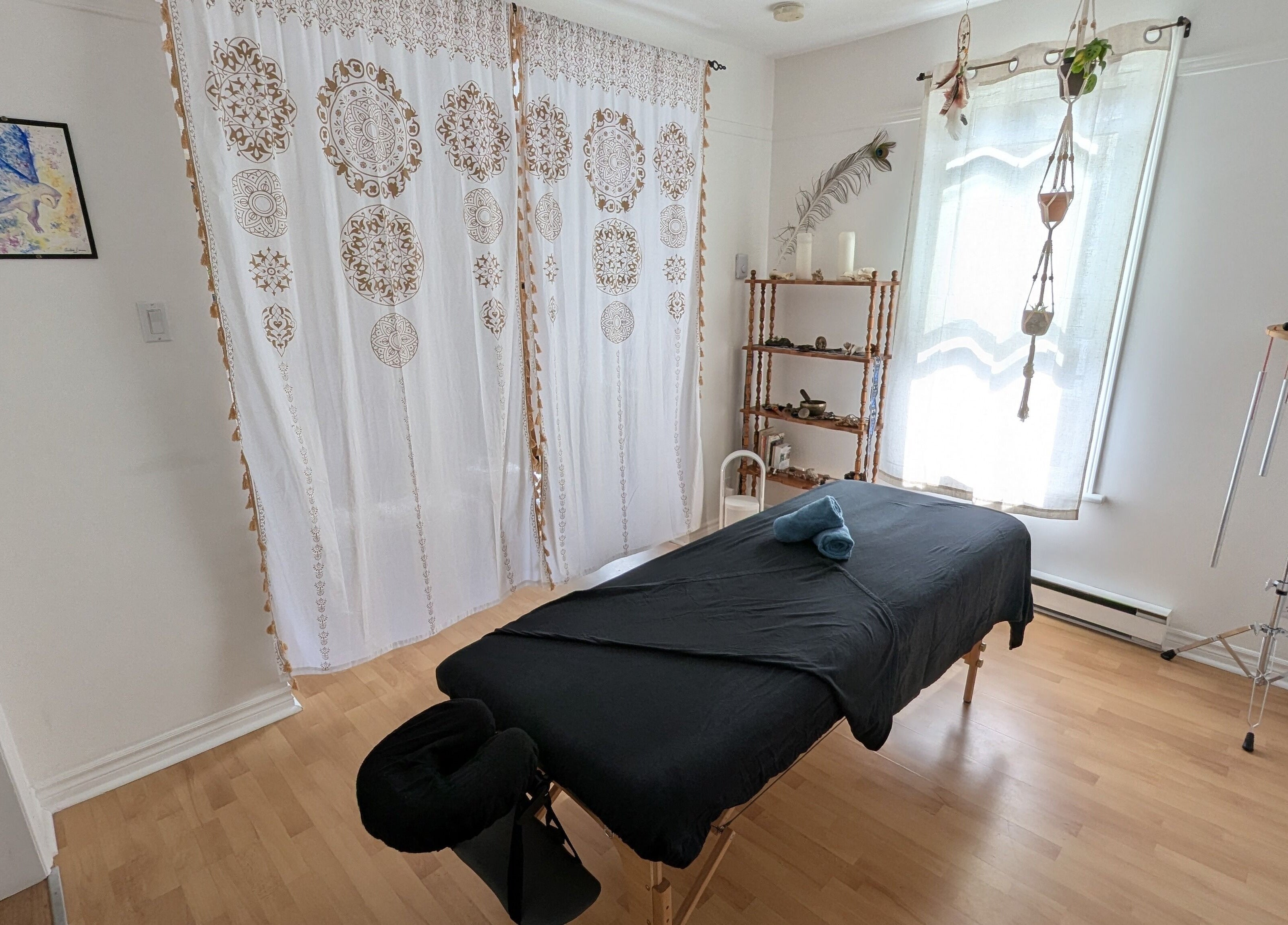 Peaceful massage room at Espace Ayana - Massothérapie, Québec, Québec, CA with a cozy, relaxing ambiance.