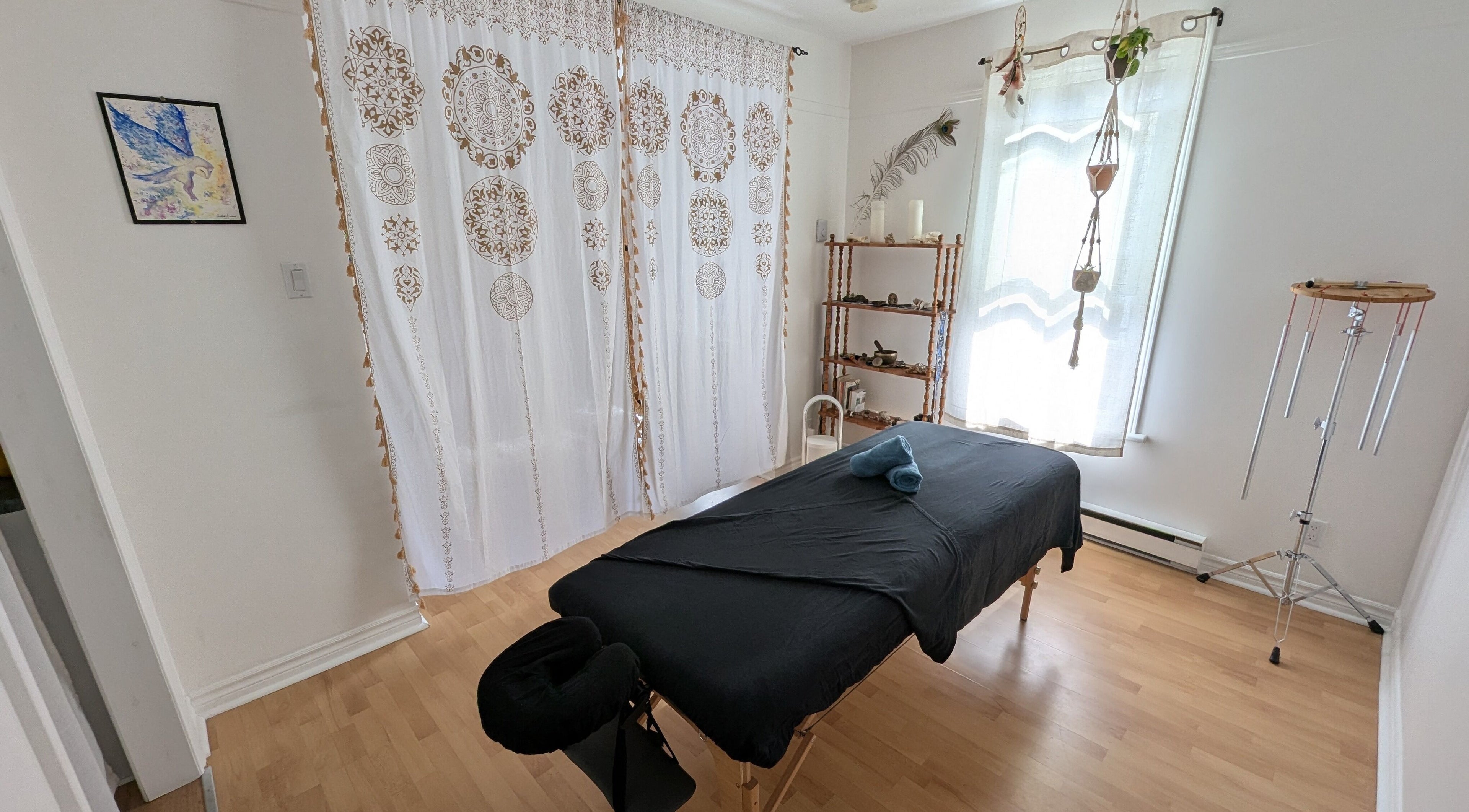 Massage room at Espace Ayana - Massothérapie with soothing decor in Québec, Québec, CA.
