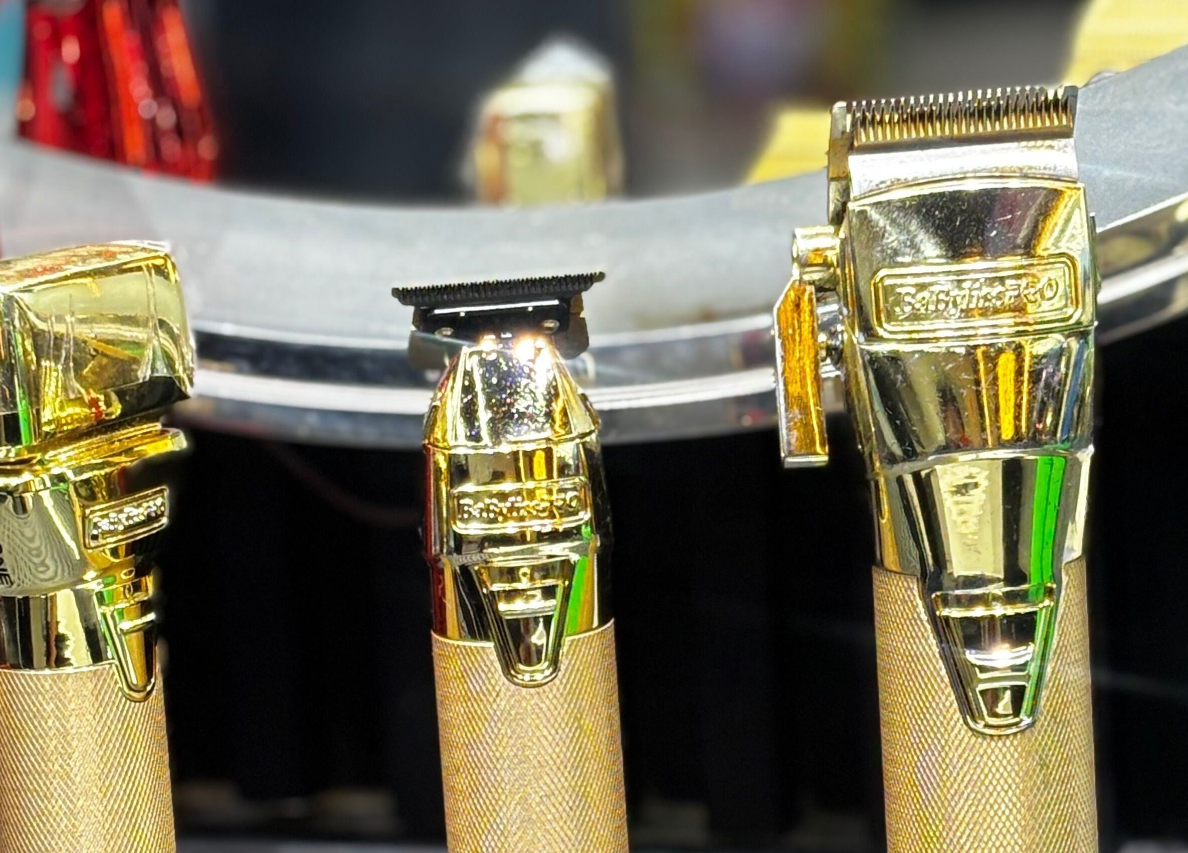 Golden clippers at Ángel Guzmán (Barbero Profesional), San Borja, Provincia De Lima, PE.