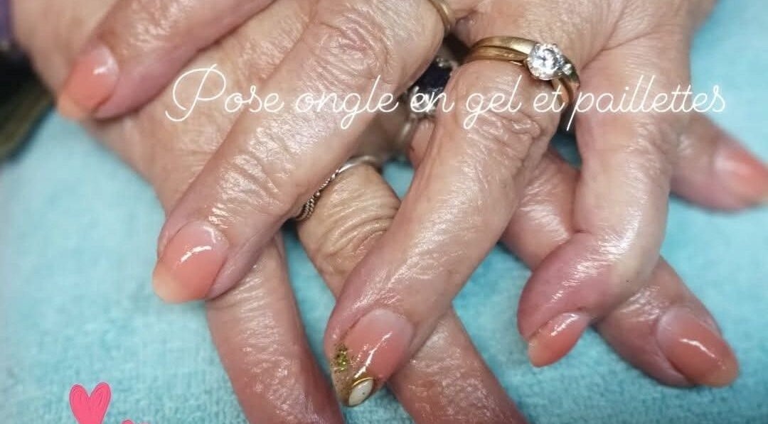 Pose ongles en gel à Ongleet paillettes, Rogny-les-sept-écluses, Bourgogne-franche-comté, FR.