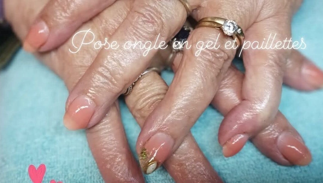 Pose de vernis gel scintillant à Ongle& paillettes, Rogny-les-sept-écluses, Bourgogne-franche-comté, FR.