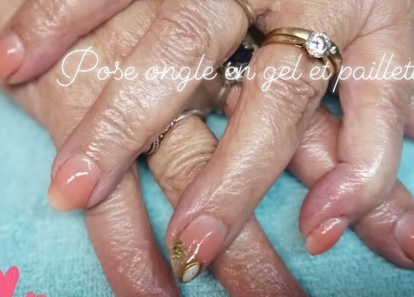 Pose de vernis gel scintillant à Ongle& paillettes, Rogny-les-sept-écluses, Bourgogne-franche-comté, FR.