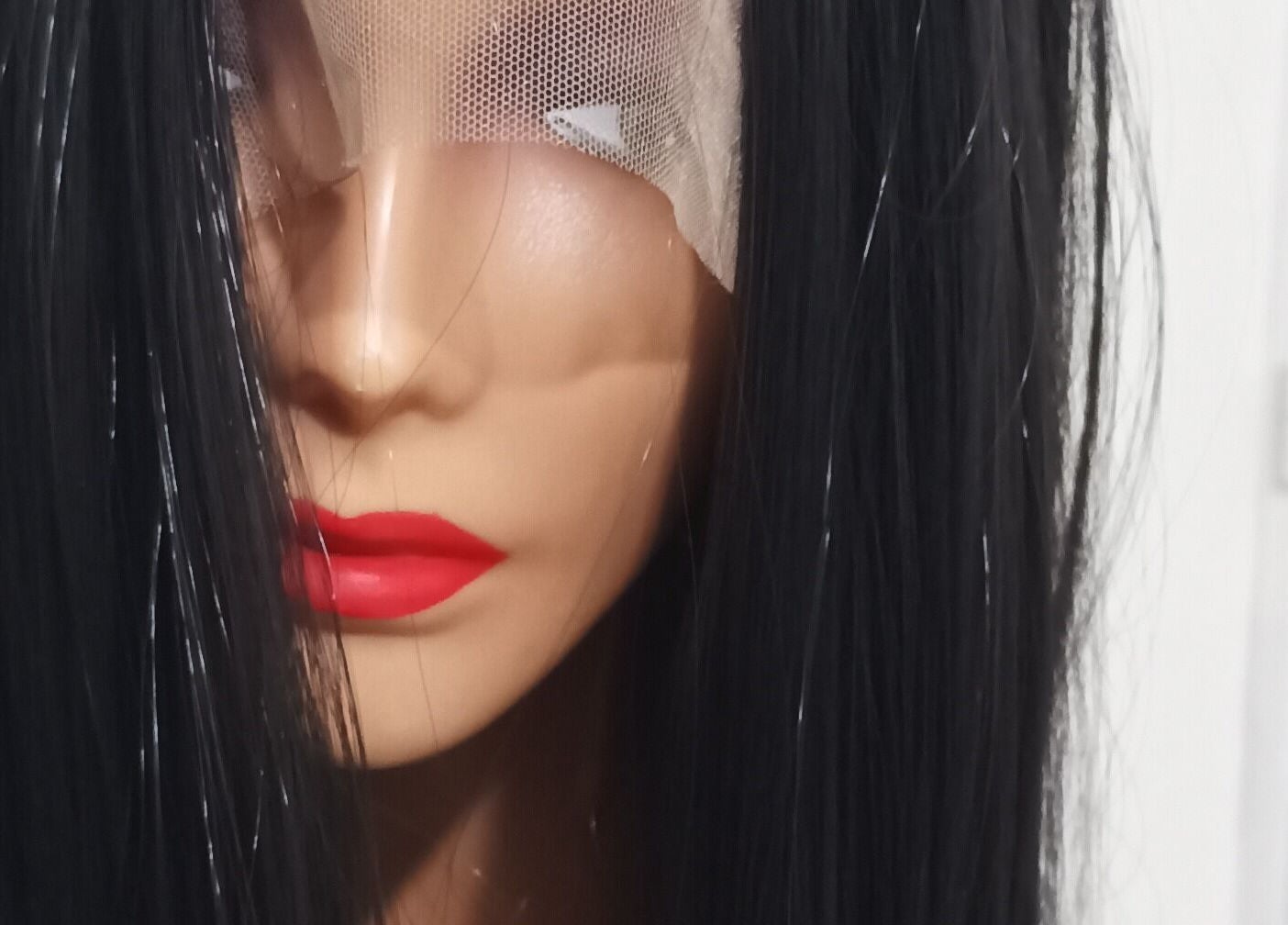 Mannequin avec perruque noire et lèvres rouges à Ongle& paillettes, Rogny-les-sept-écluses, Bourgogne-franche-comté, FR.