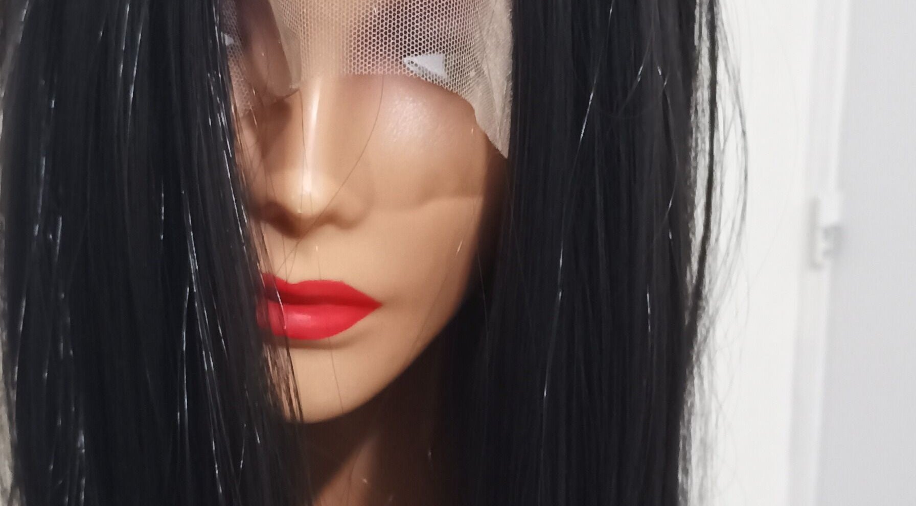 Mannequin avec perruque noire et lèvres rouges à Ongle& paillettes, Rogny-les-sept-écluses, Bourgogne-franche-comté, FR.