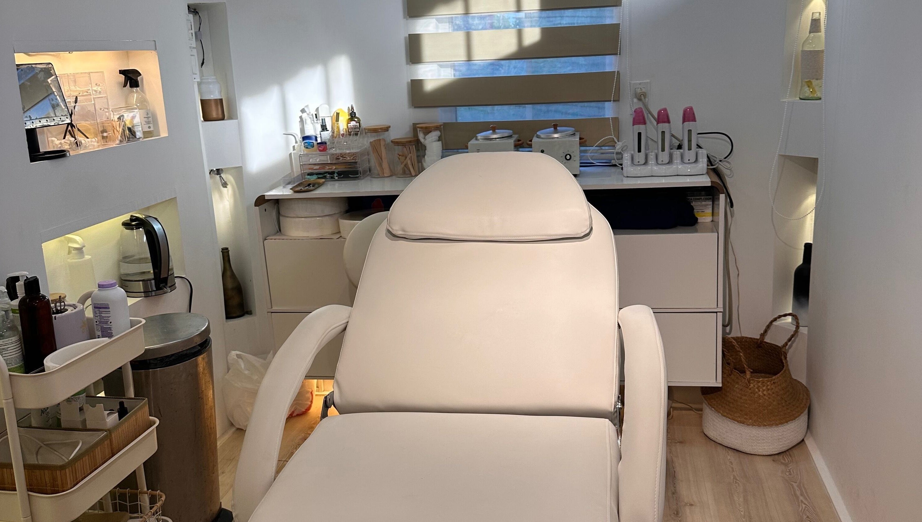 A tranquil treatment room at P7H by Poca7hontas in Paramaribo featuring a comfortable reclining chair.