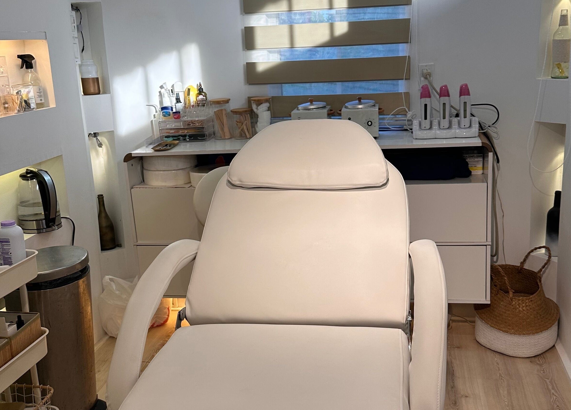 A tranquil treatment room at P7H by Poca7hontas in Paramaribo featuring a comfortable reclining chair.