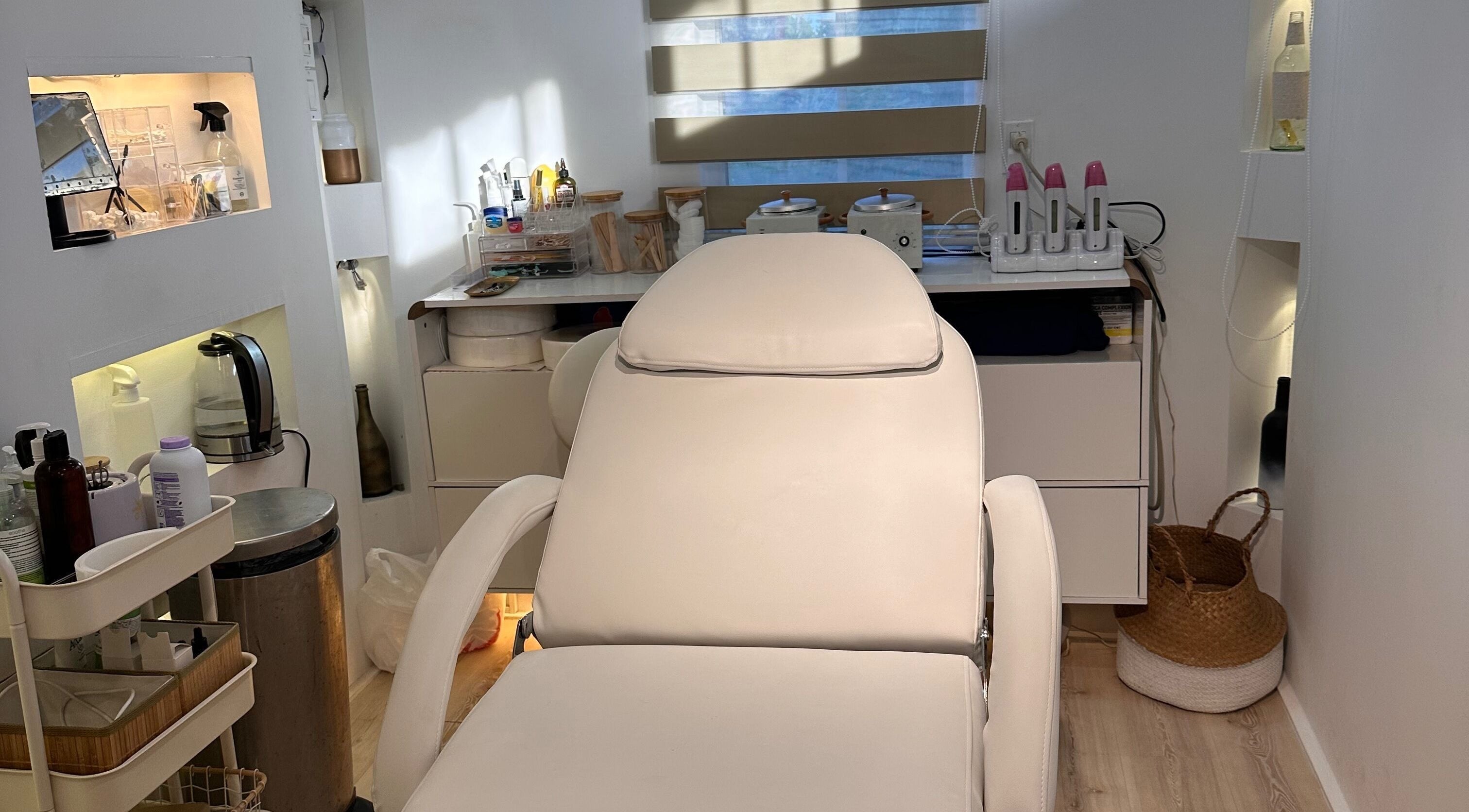 A tranquil treatment room at P7H by Poca7hontas in Paramaribo featuring a comfortable reclining chair.