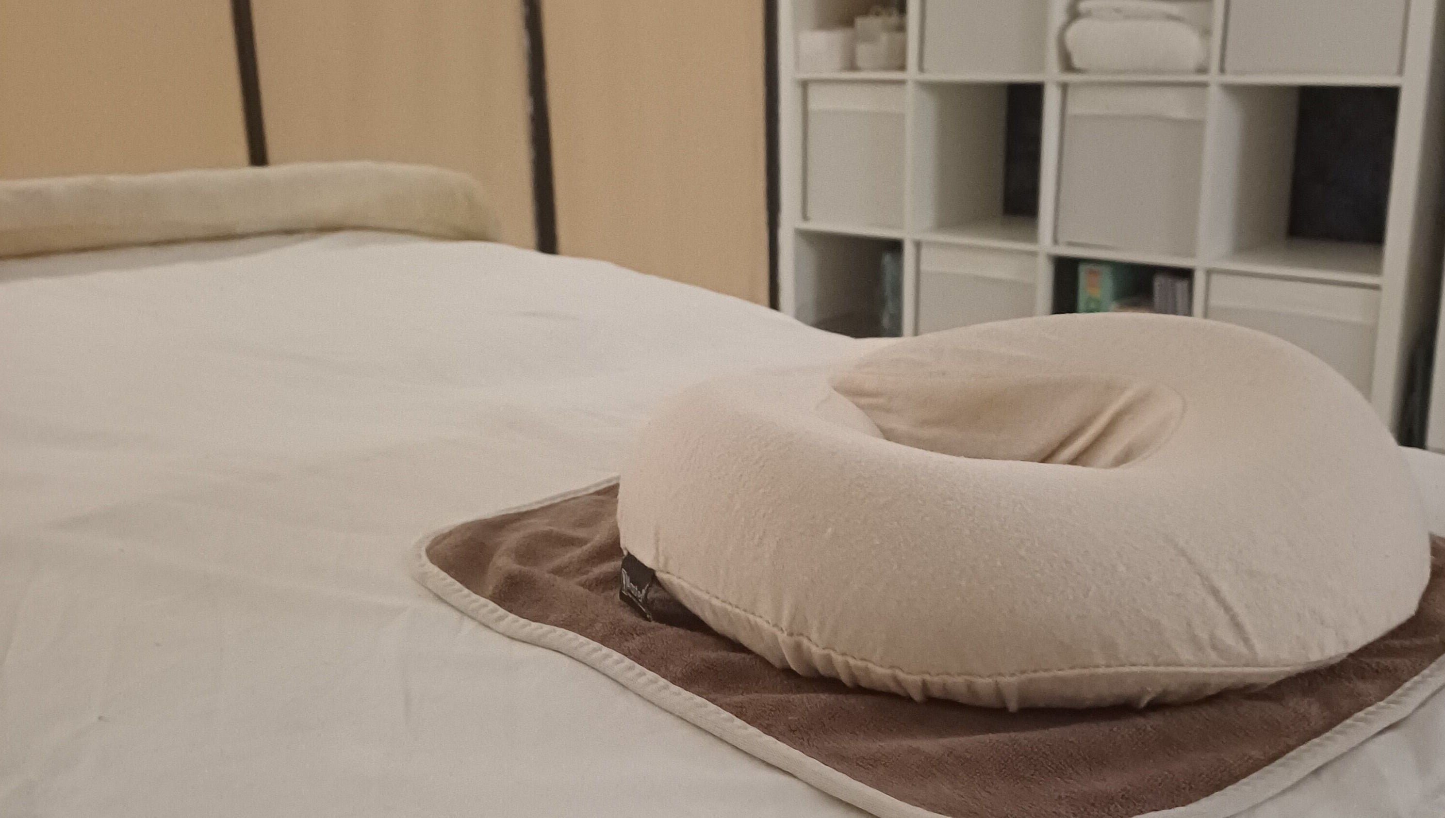 Pokój relaksu w Kobido Effect, Mansfield, England, GB z komfortową poduszką na stole do masażu.