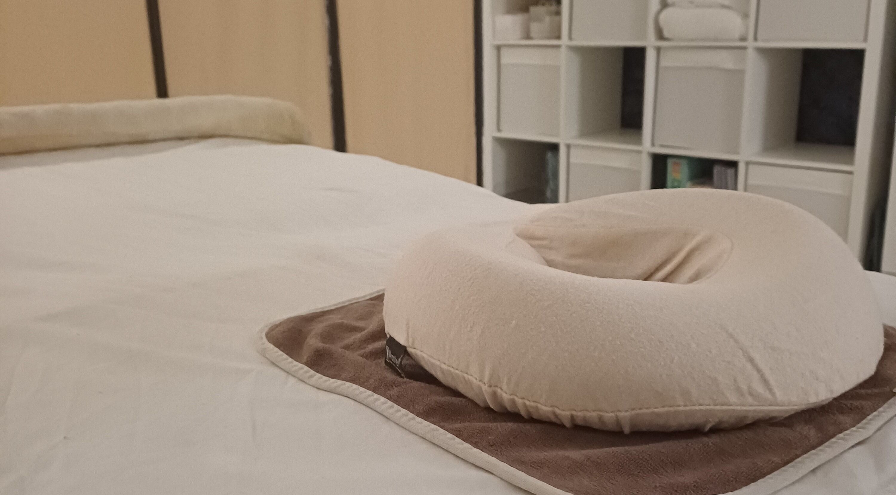 Pokój relaksu w Kobido Effect, Mansfield, England, GB z komfortową poduszką na stole do masażu.