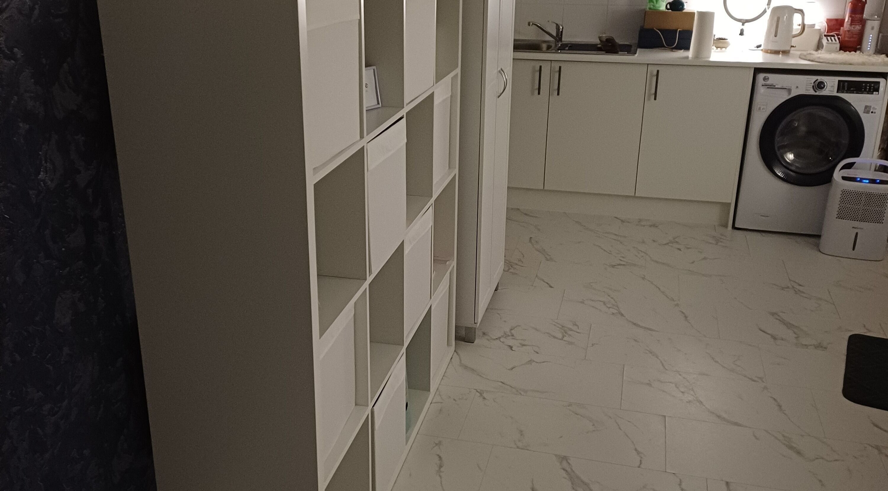 Nowoczesna kuchnia w Kobido Effect, Mansfield, England, GB, podkreślająca komfort i estetykę.