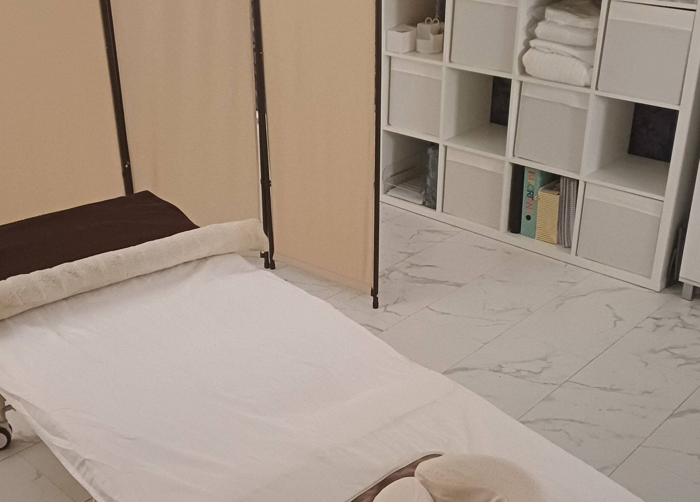 Gabinet masażu w Kobido Effect, Mansfield, England, GB z białą leżanką do terapii.