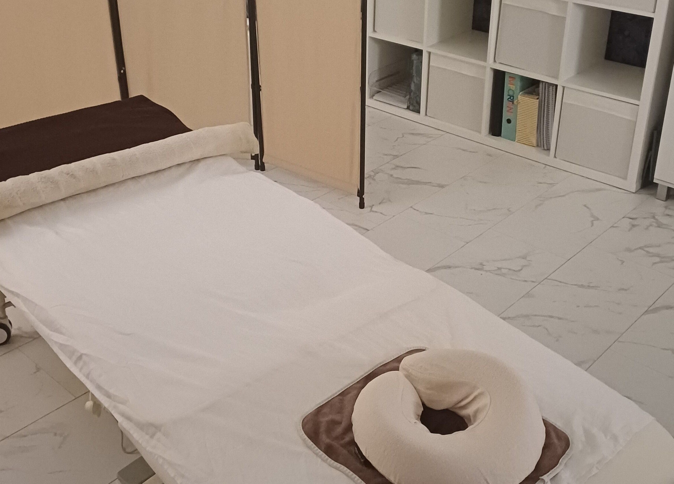 Elegancka sala do masażu w Kobido Effect, Mansfield, England, GB z komfortowym łóżkiem.