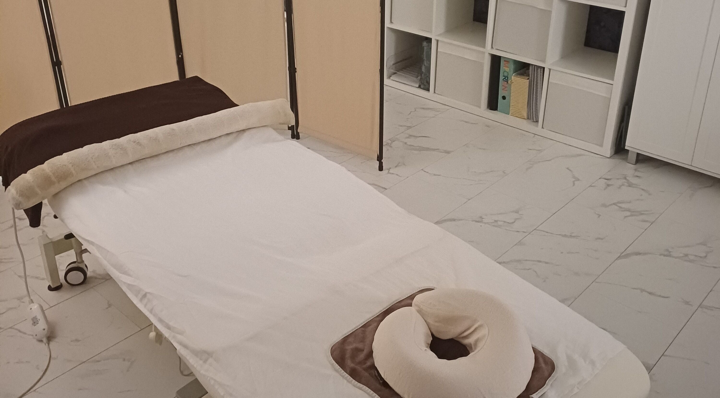 Elegancka sala do masażu w Kobido Effect, Mansfield, England, GB z komfortowym łóżkiem.