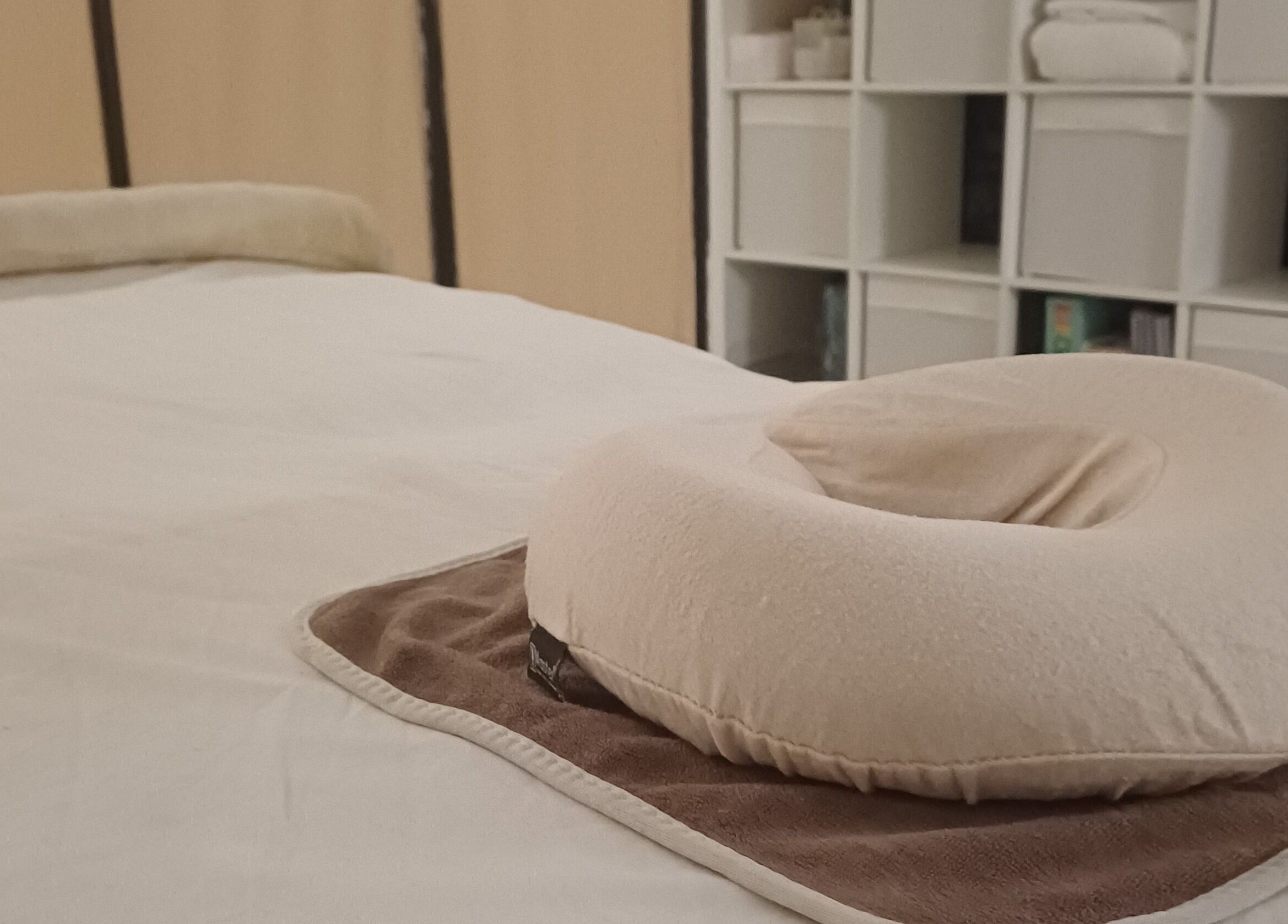 Poduszka na stole masażu w Kobido Effect, Mansfield, England, GB.