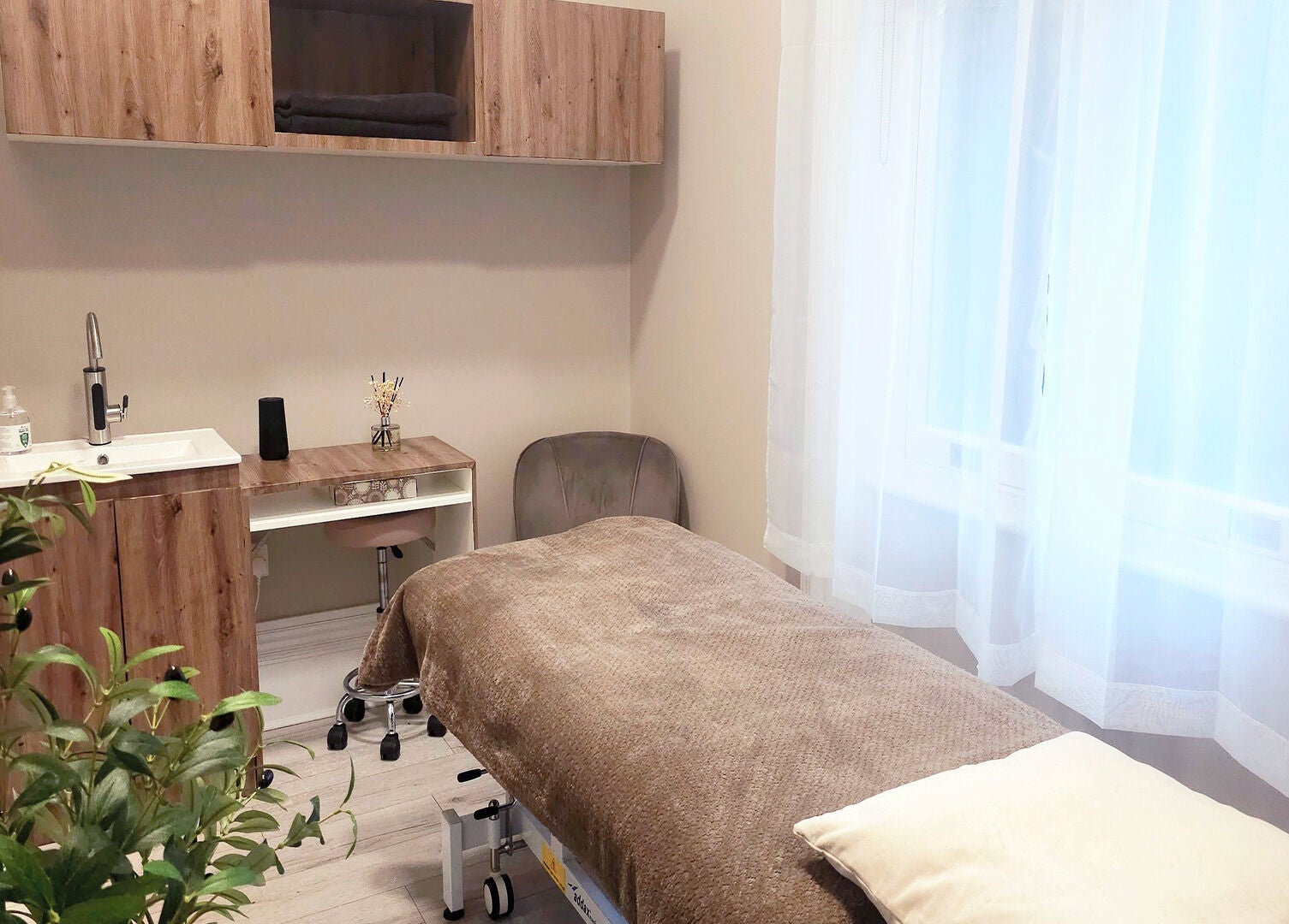 Cozy therapy room at Rep Studio in London, England, GB featuring a comfortable massage bed and serene decor.