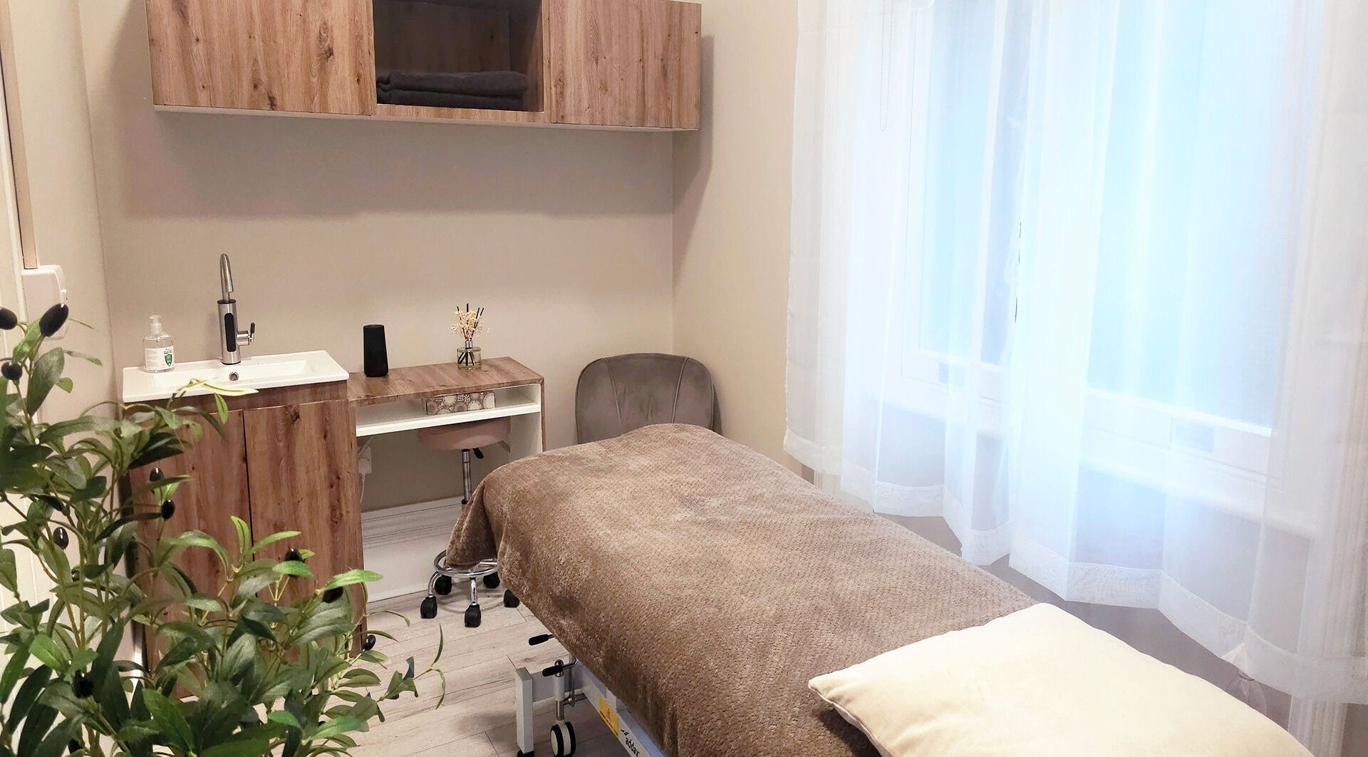 Cozy therapy room at Rep Studio in London, England, GB featuring a comfortable massage bed and serene decor.