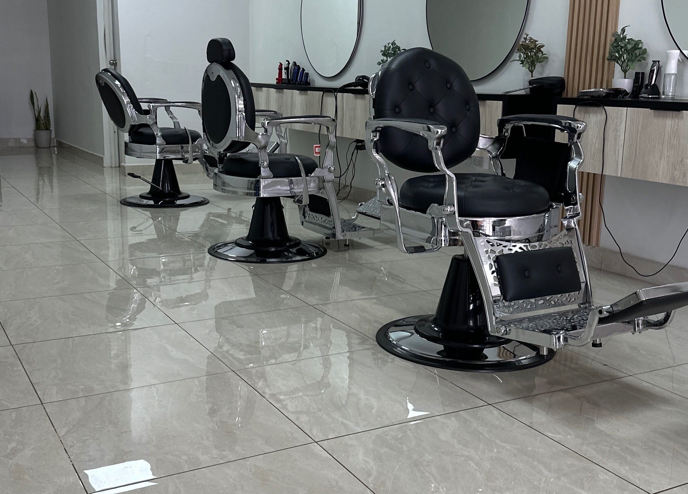 Elegant styling chairs at La hermandad HAIR salón in Santiago, Provincia De Veraguas, PA. Modern design and comfort.