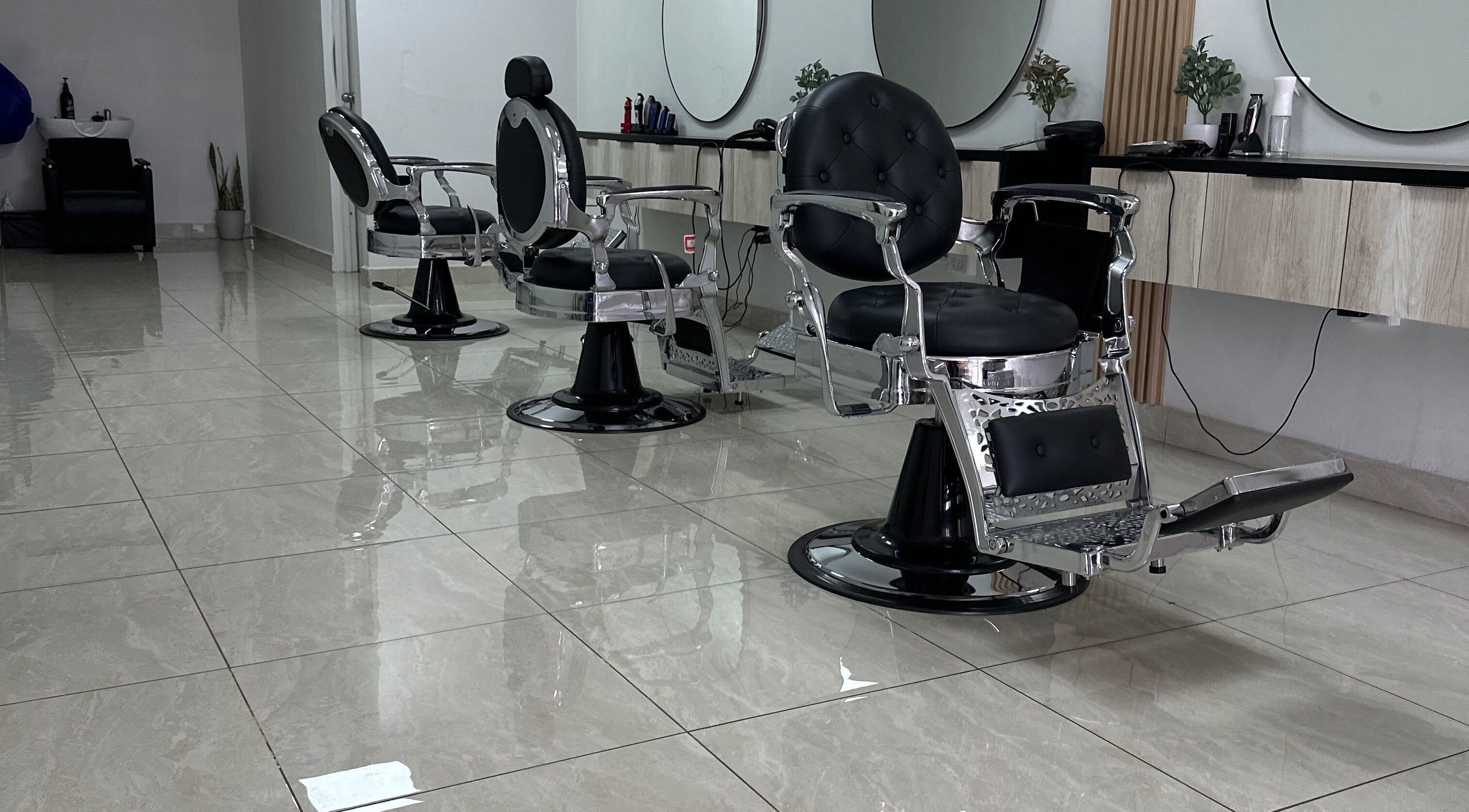 Elegant styling chairs at La hermandad HAIR salón in Santiago, Provincia De Veraguas, PA. Modern design and comfort.