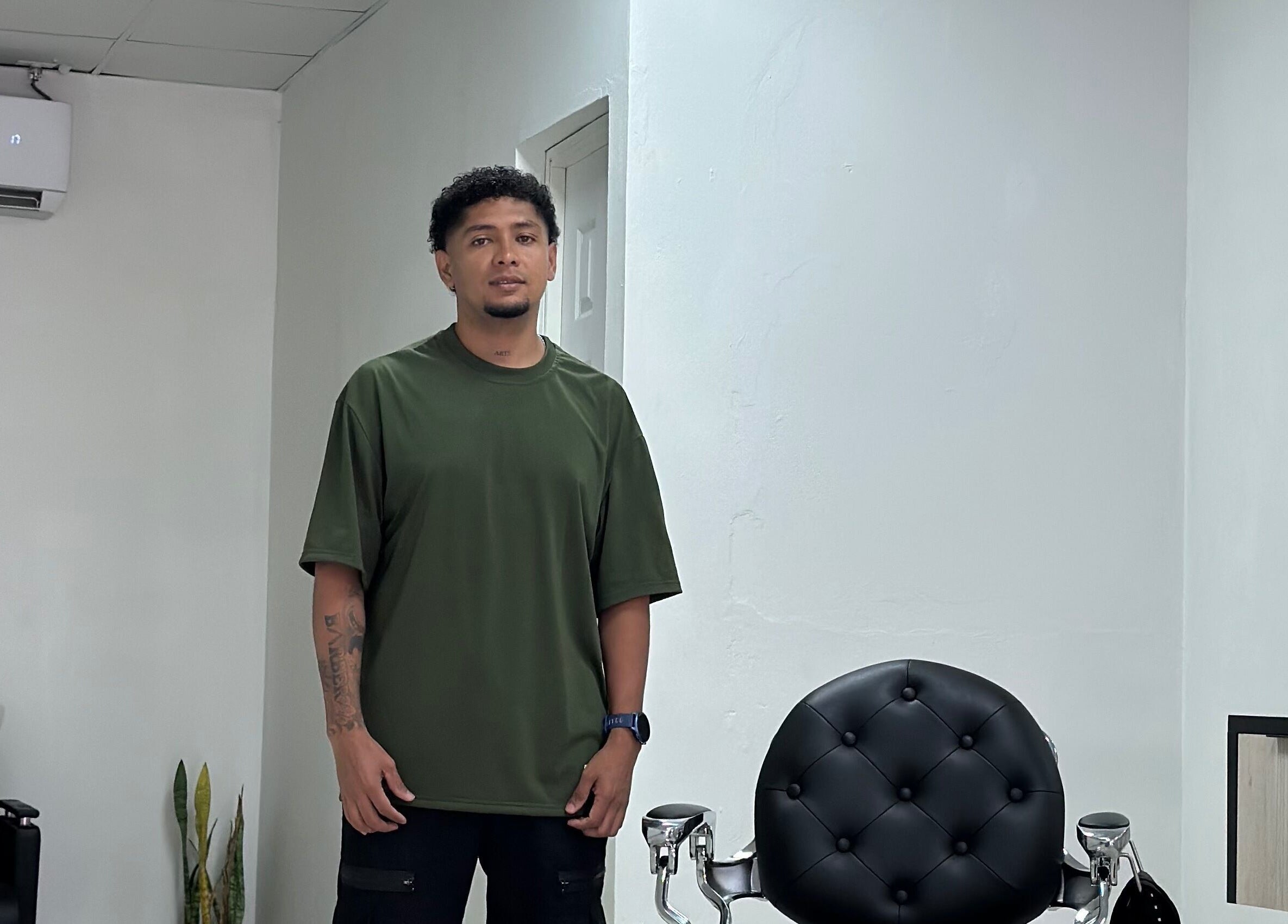 Interior of La hermandad HAIR salón in Santiago, Provincia De Veraguas, PA with a person standing by a chair.