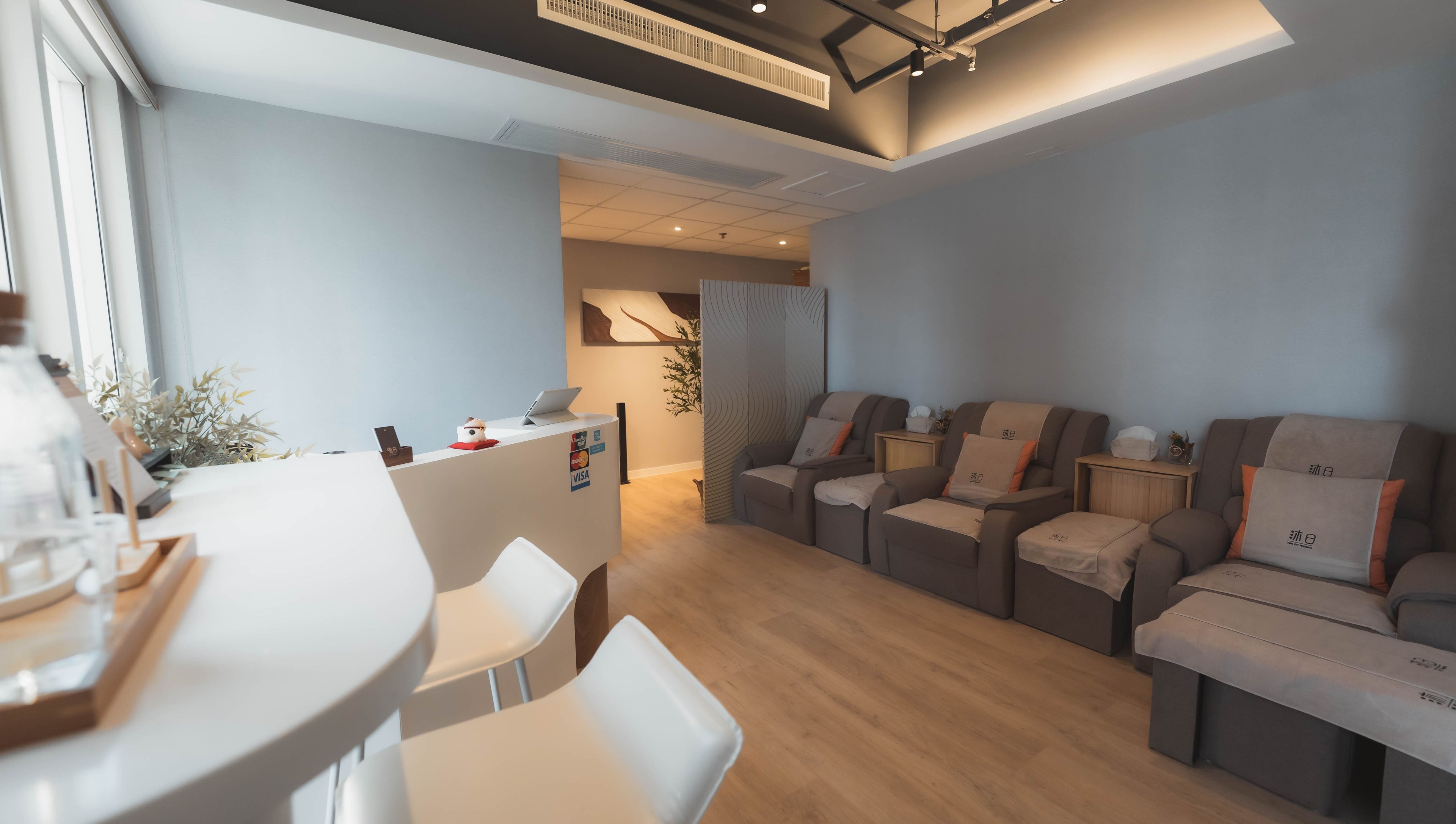 沐日 Time Off Massage 的舒适按摩室，位于香港岛，提供放松环境。