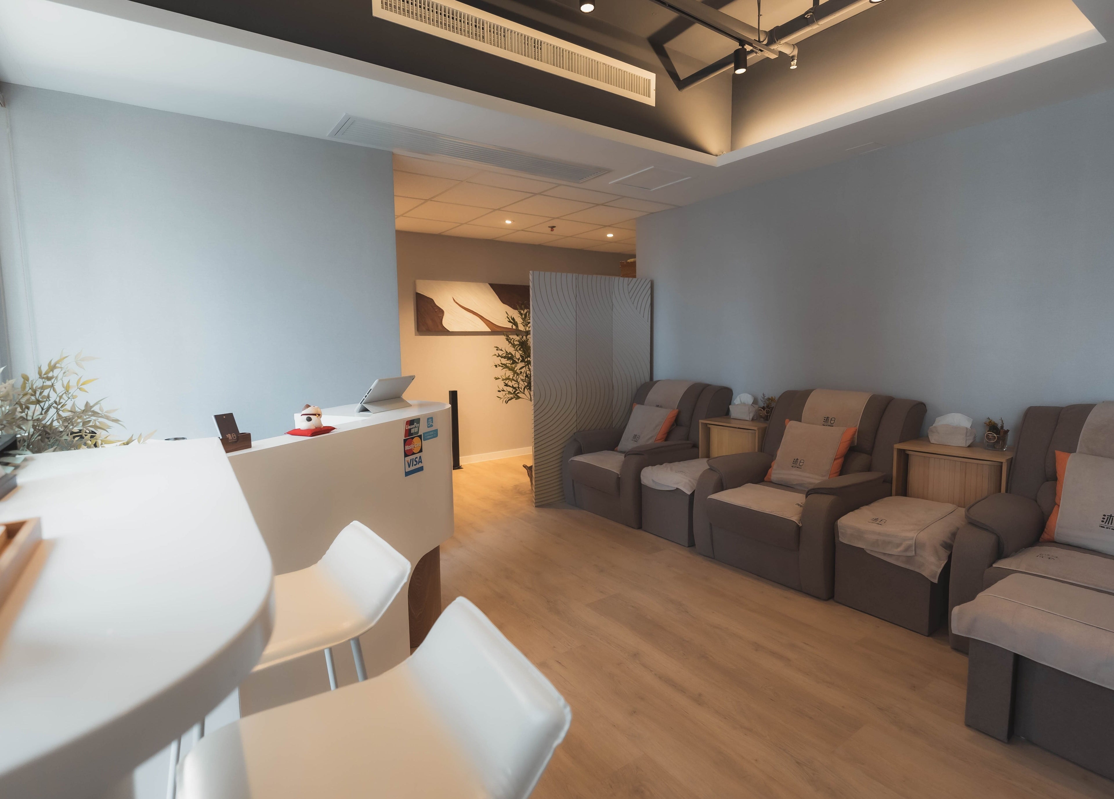 沐日 Time Off Massage 的舒适按摩室，位于香港岛，提供放松环境。