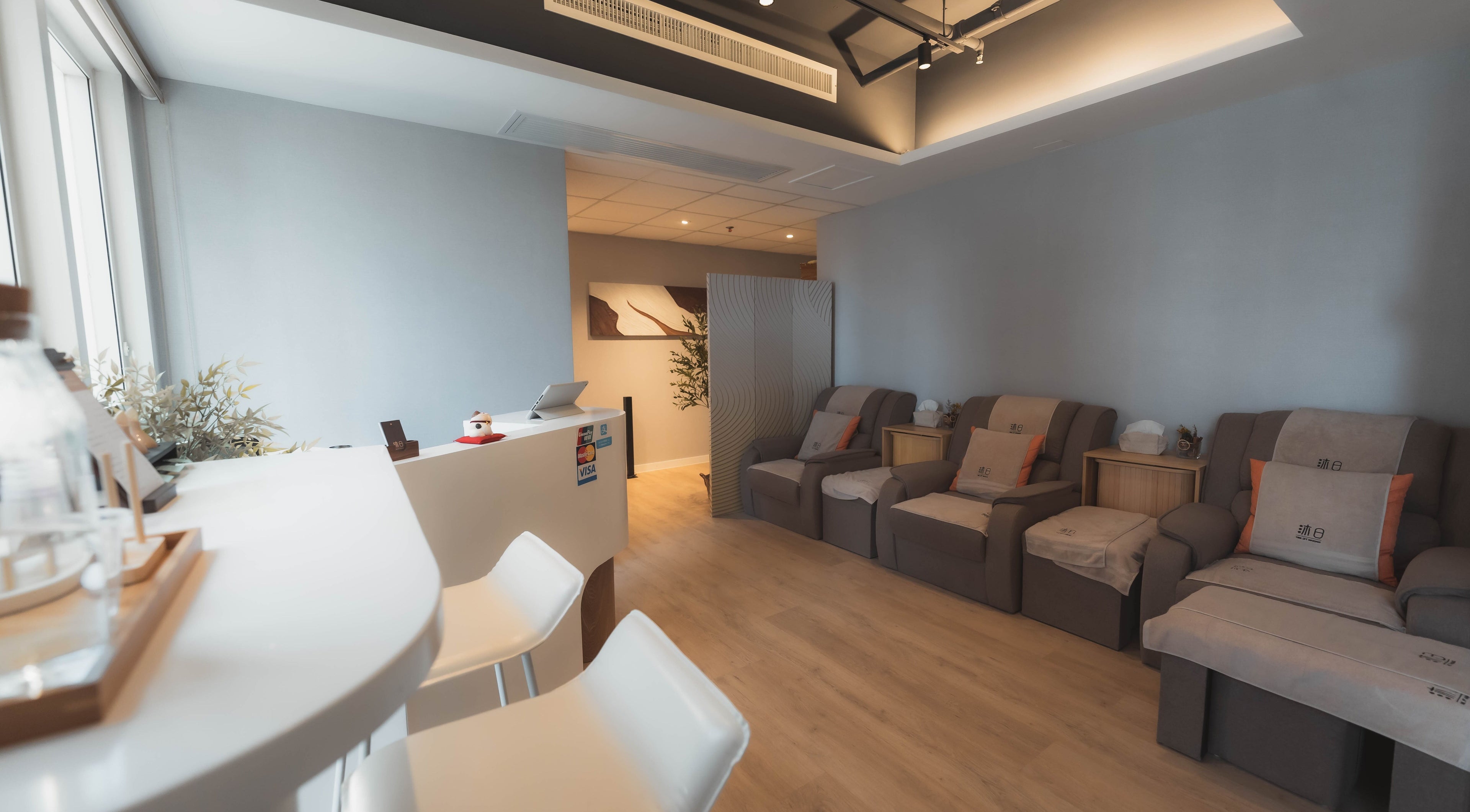 沐日 Time Off Massage 的舒适按摩室，位于香港岛，提供放松环境。