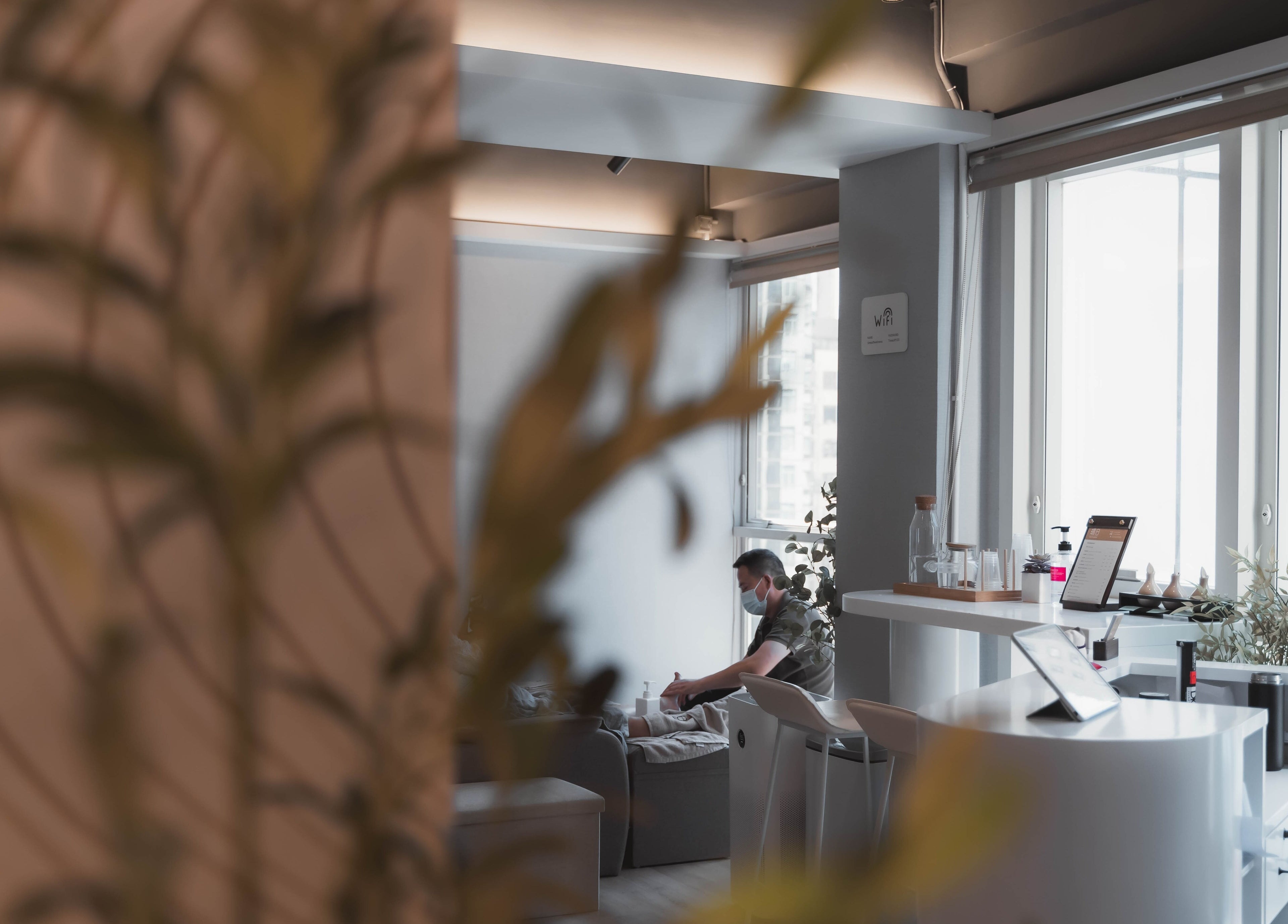 沐日 Time Off Massage 内部视图，一位顾客在香港岛享受按摩。