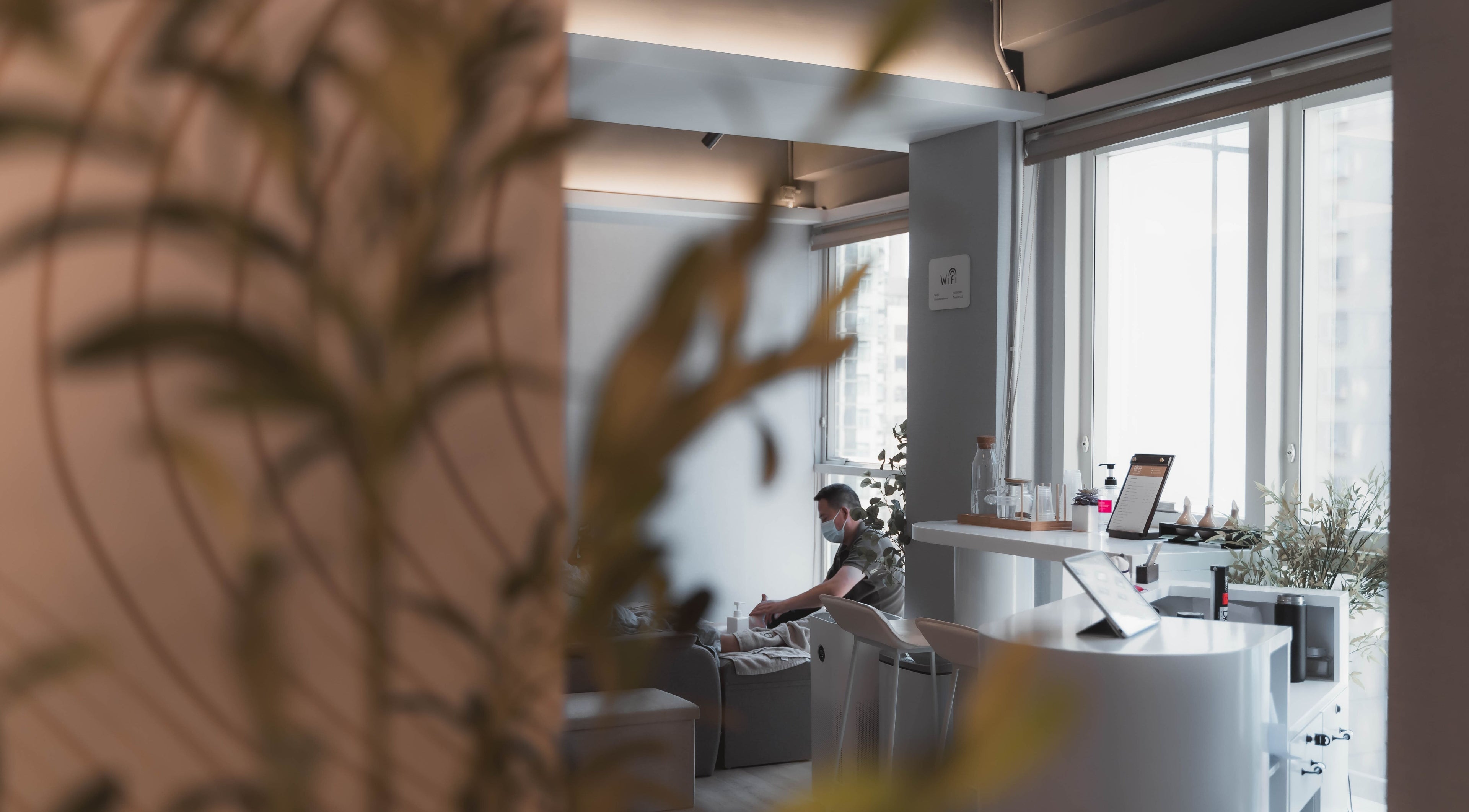 沐日 Time Off Massage 内部视图，一位顾客在香港岛享受按摩。