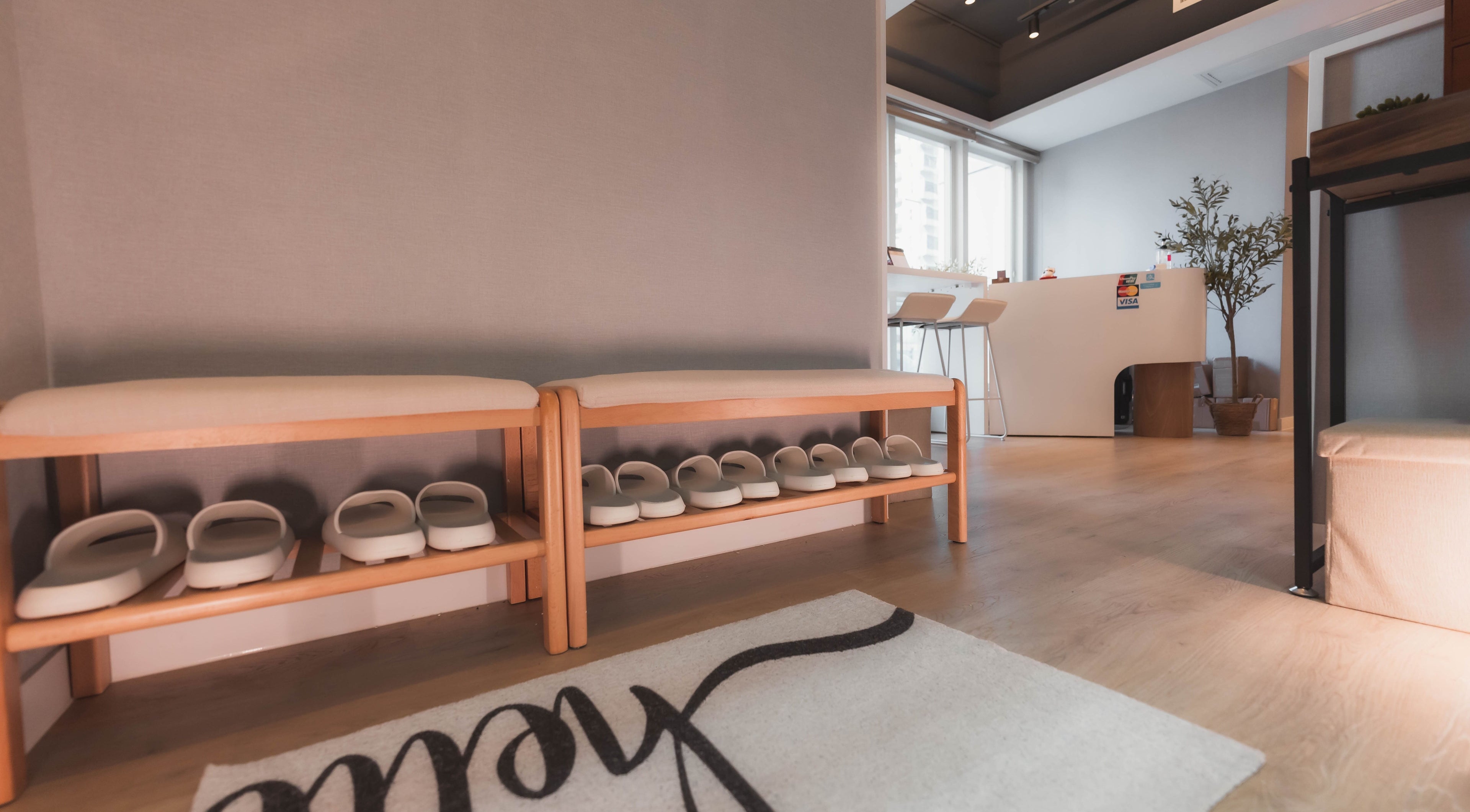 沐日 Time Off Massage 前厅，陈列精美拖鞋，位于香港岛，香港岛，HK。