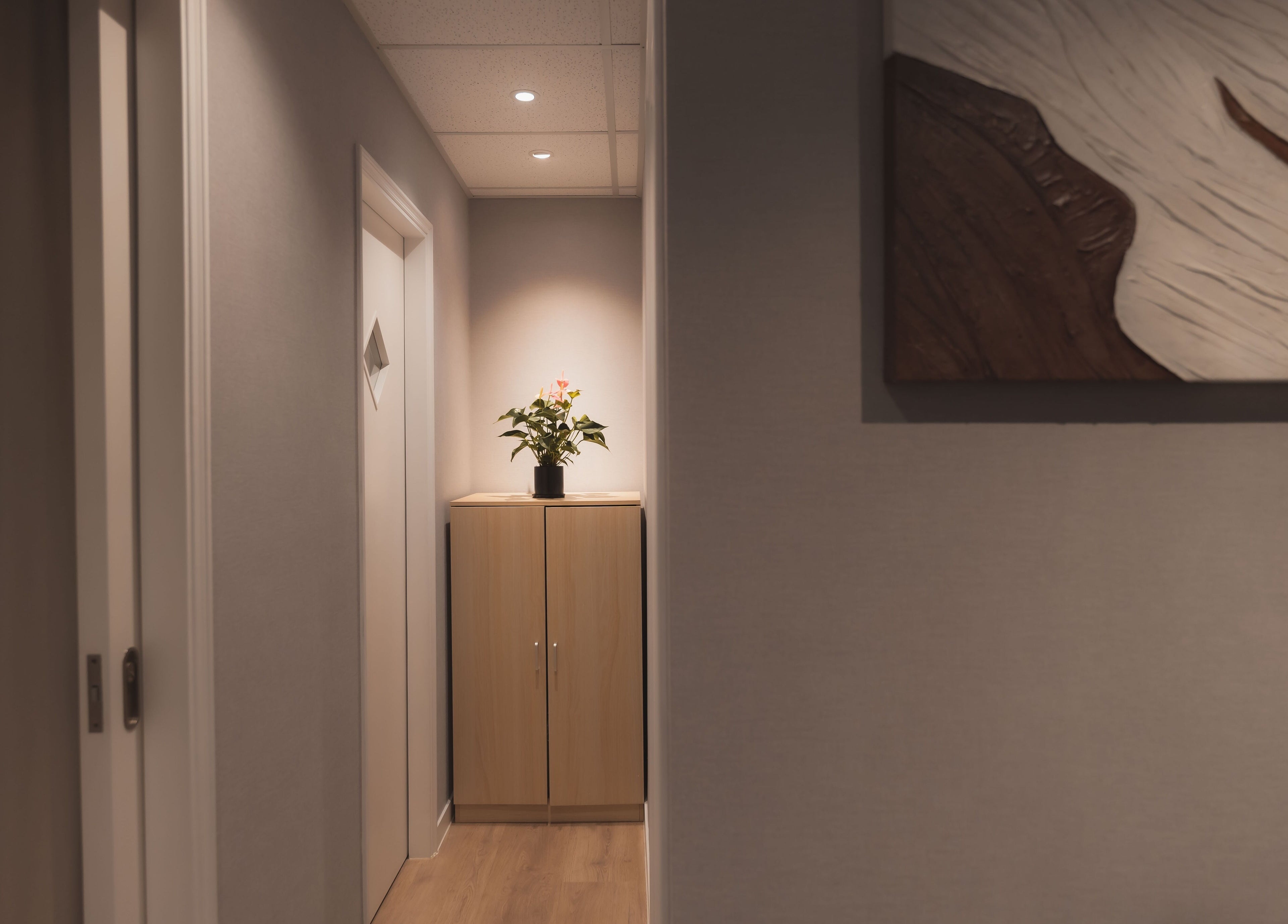 沐日 Time Off Massage 位于香港岛，走廊尽头装饰自然，给人宁静舒适的氛围。