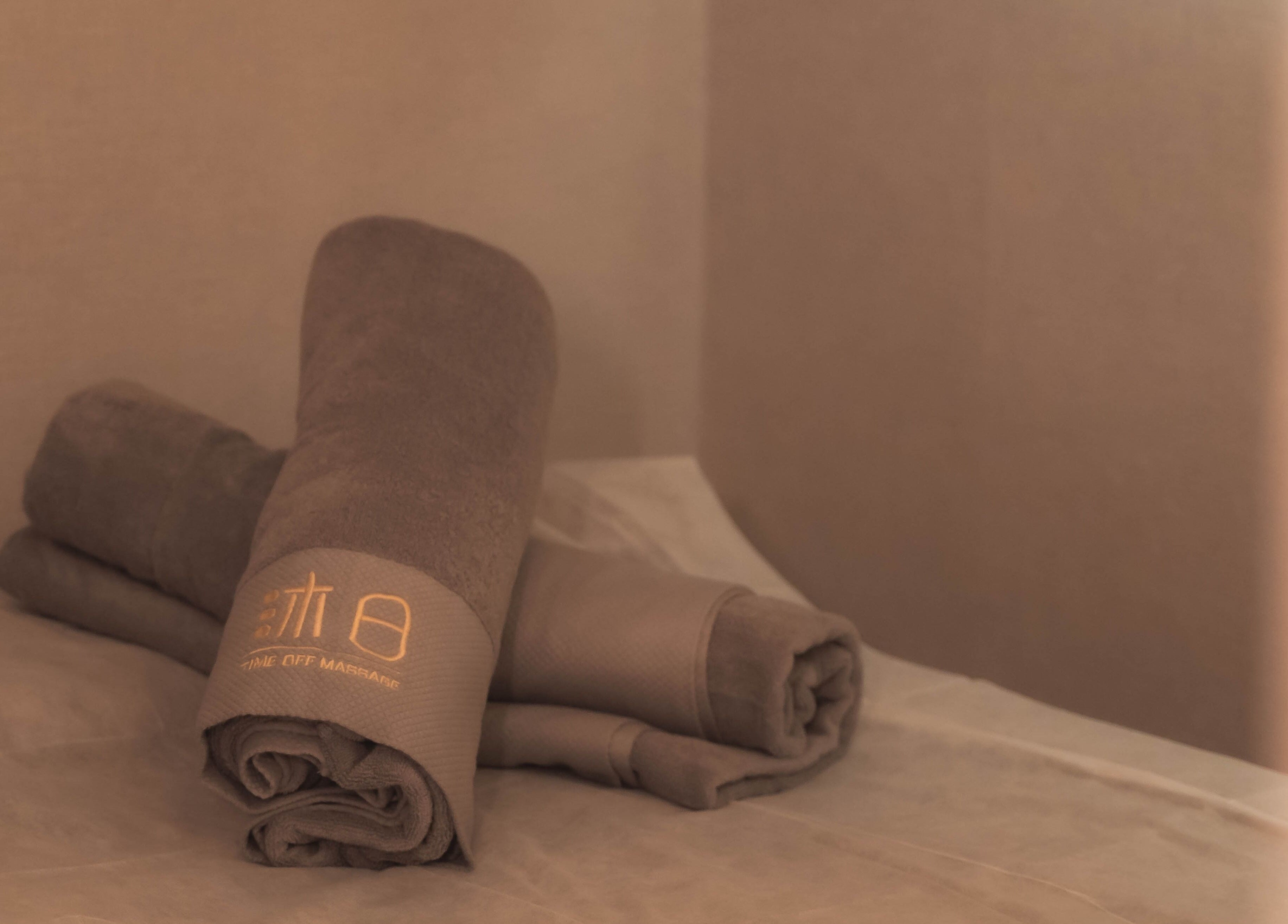 沐日 Time Off Massage 香港岛温暖柔软的按摩毛巾，提升休闲体验。