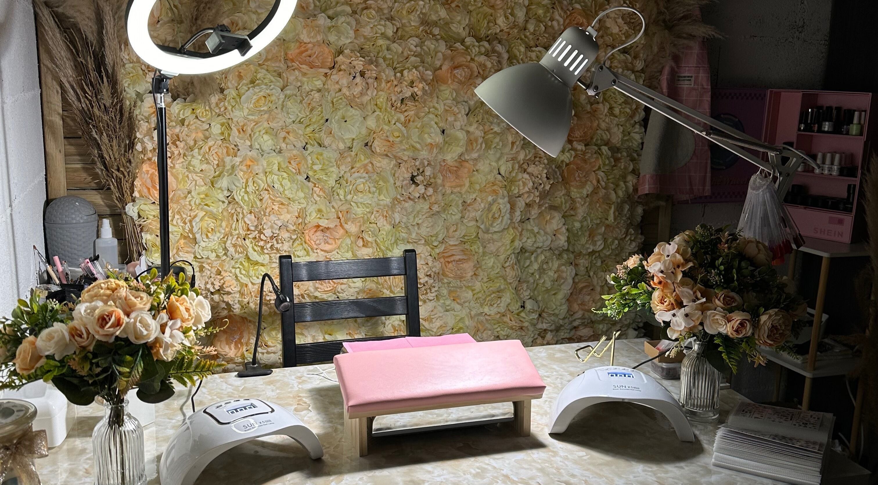 Station de manucure élégante chez M Manucure à Portiragnes, Occitanie, FR avec décoration florale.