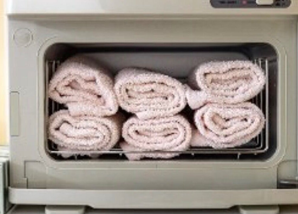 Verse, warme handdoeken bij Beauty by Kris in Wommelgem, Vlaanderen, BE in een stijlvolle handdoekwarmer.