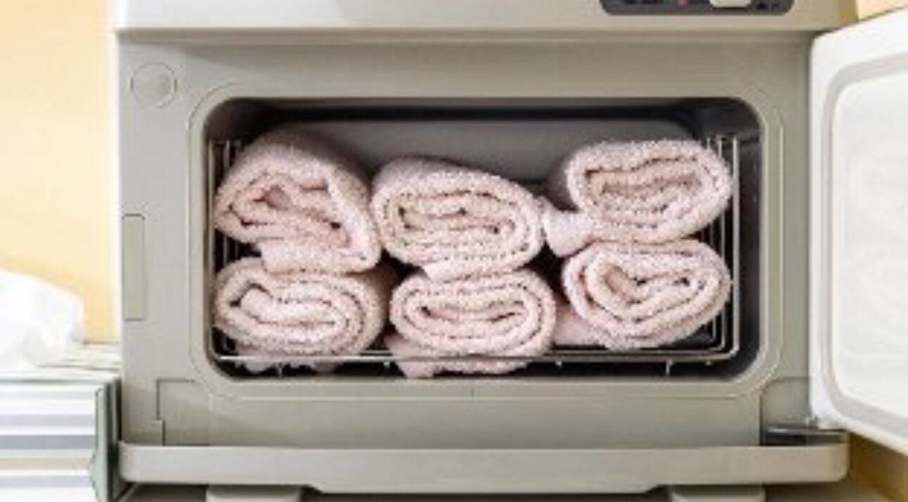 Verse, warme handdoeken bij Beauty by Kris in Wommelgem, Vlaanderen, BE in een stijlvolle handdoekwarmer.