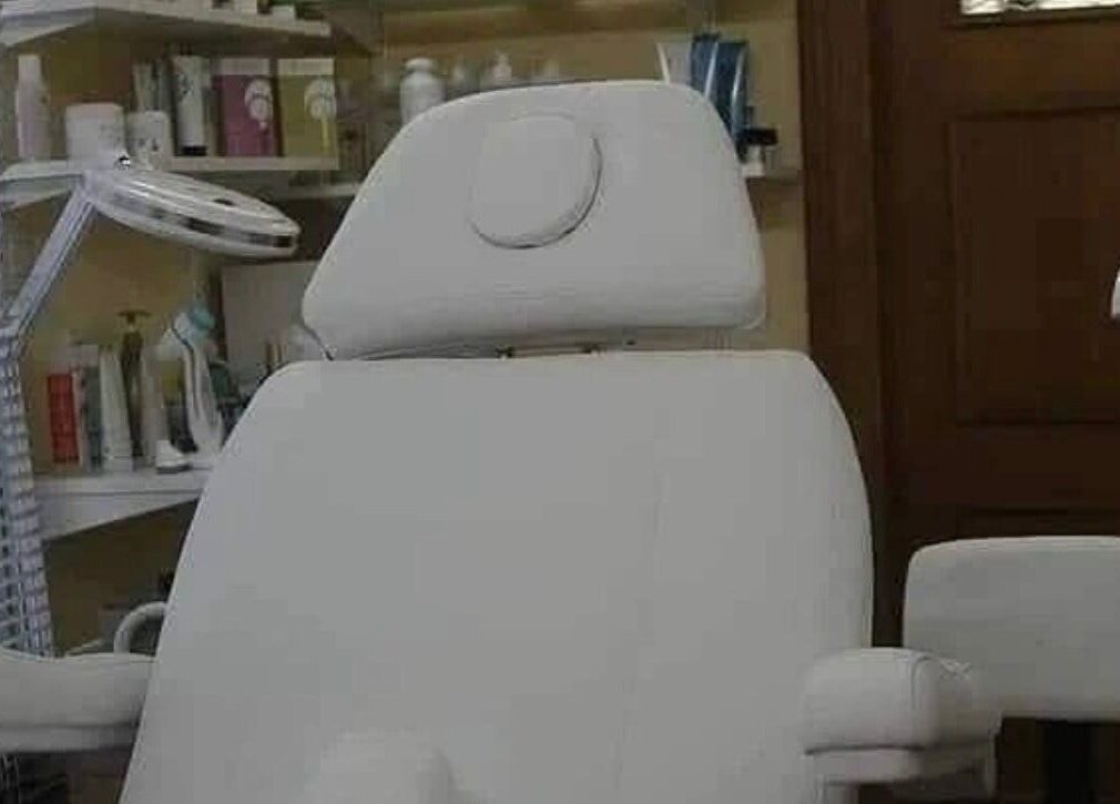 Luxe wellnessstoel bij Beauty by Kris in Wommelgem, Vlaanderen, BE, omringd door verzorgingsproducten.